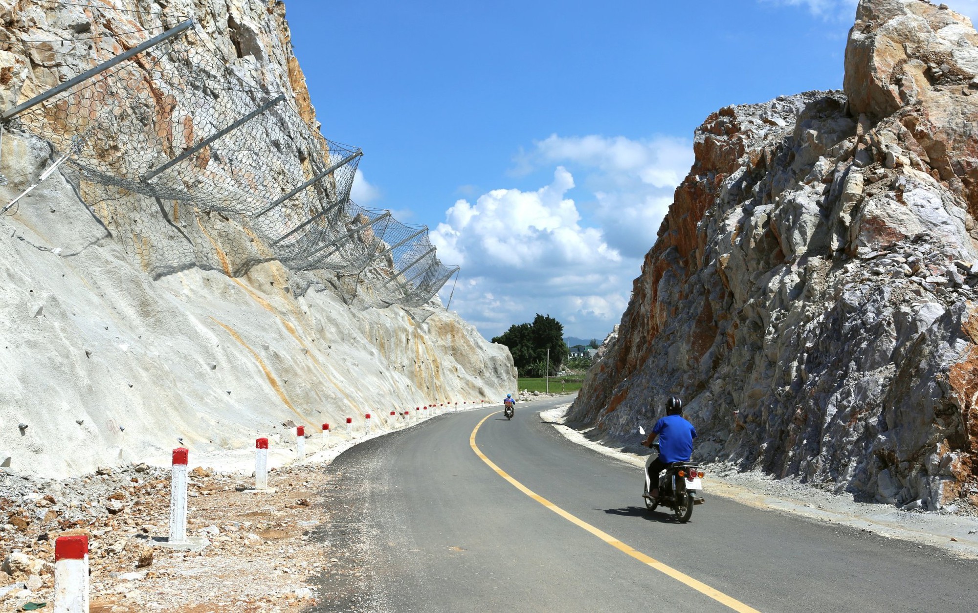 Phủ bê tông vách núi, tránh đá rơi xuống đường gom cao tốc - Ảnh 1.