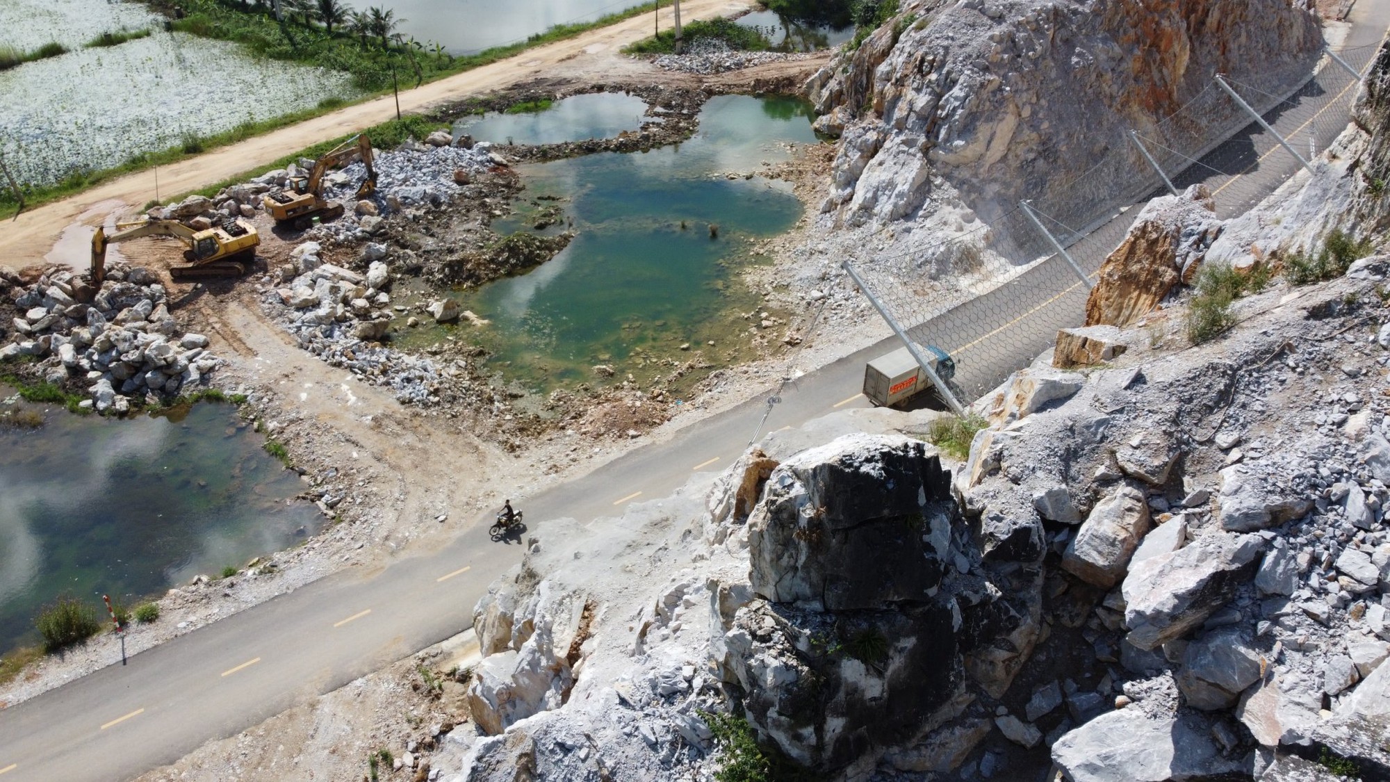 Phủ bê tông vách núi, tránh đá rơi xuống đường gom cao tốc - Ảnh 5.