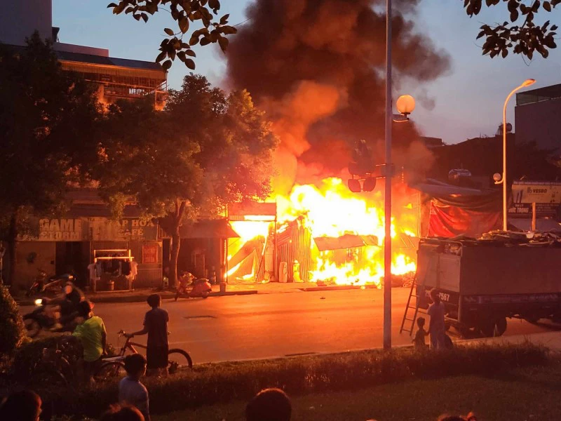 Cận cảnh hiện trường vụ cháy khiến 3 người tử vong ở Thanh Trì - Ảnh 1.