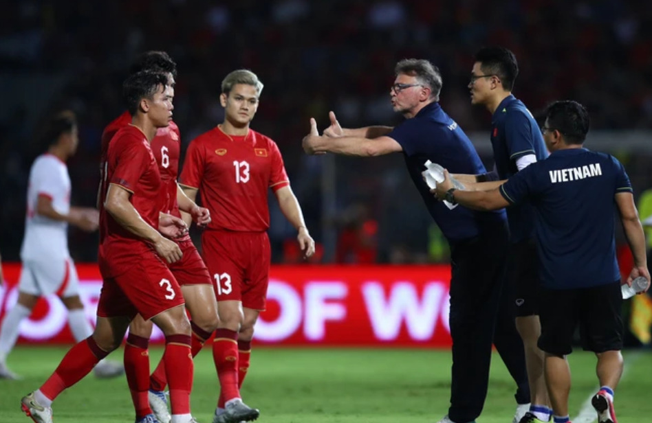 Vé xem trận ra quân vòng loại World Cup của tuyển Việt Nam được bán rẻ khó tin - Ảnh 1.
