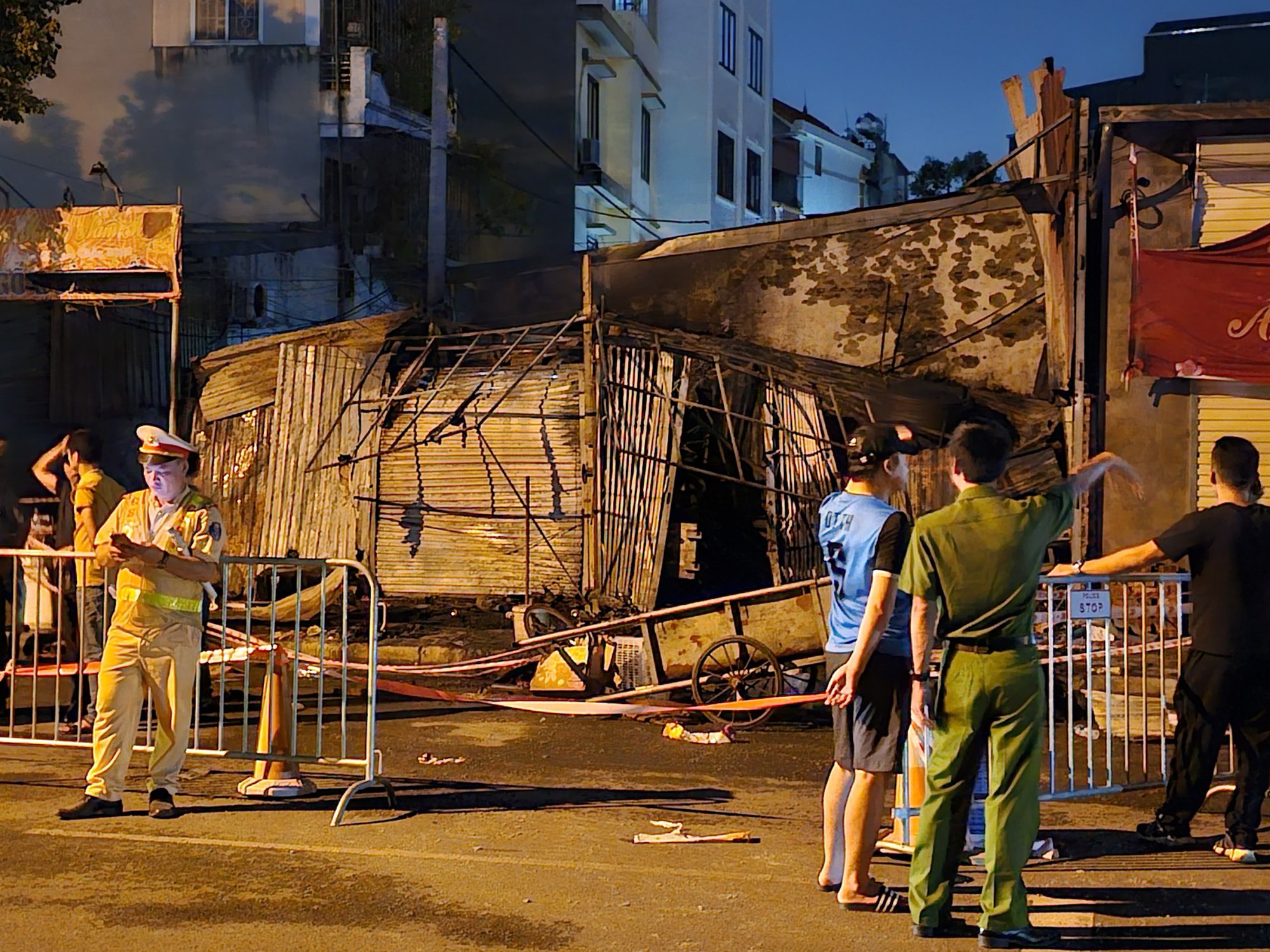 Cận cảnh hiện trường vụ cháy khiến 3 người tử vong ở Thanh Trì - Ảnh 4.