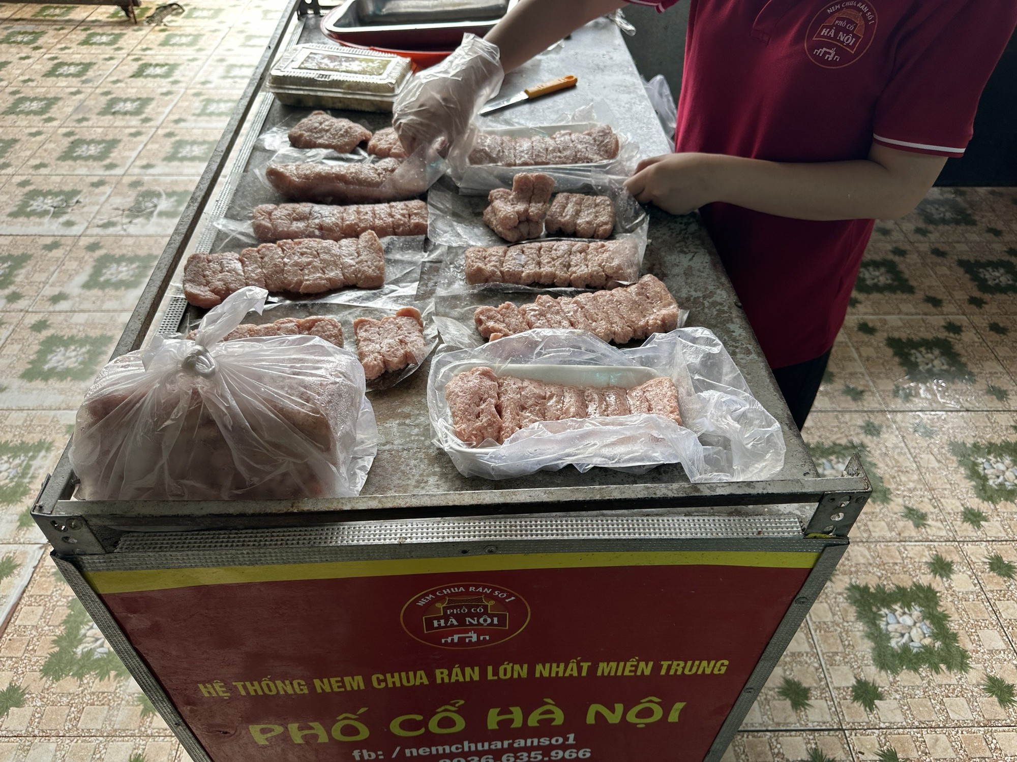 Cơ sở kinh doanh Phố Food đăng ký ngành nghề kinh doanh mua bán thực phẩm, nhưng cơ sở lại hoạt động chế biến thực phẩm nem chua chiên, cánh gà chiên.
