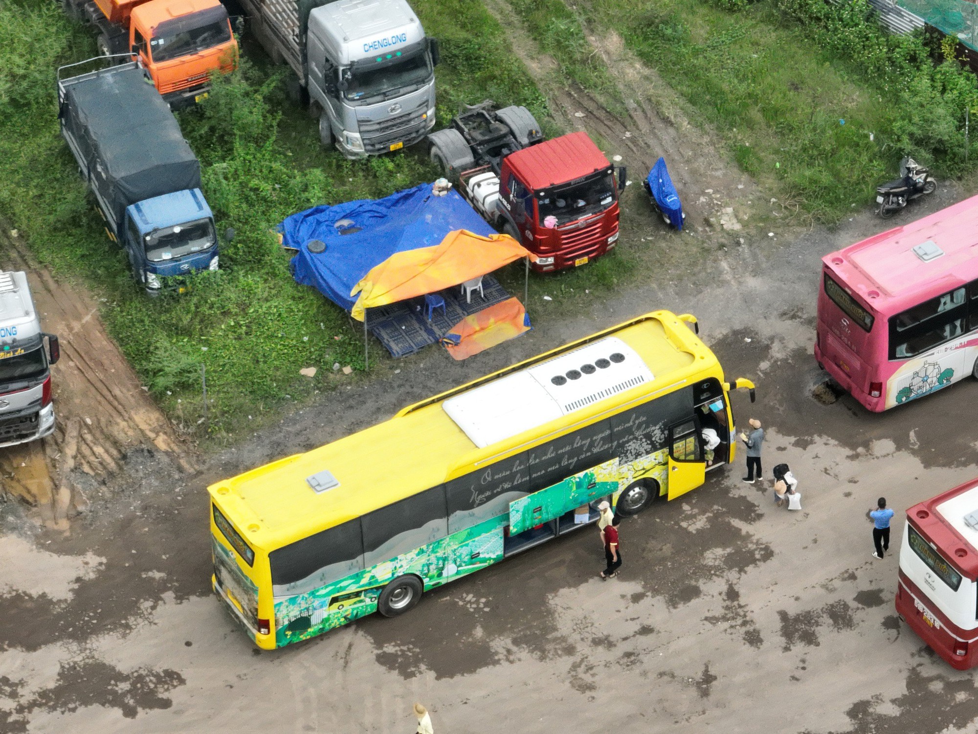 Trước khi công an kiểm tra trụ sở chính, Thành Bưởi vẫn đón khách ở bến lậu - Ảnh 4.