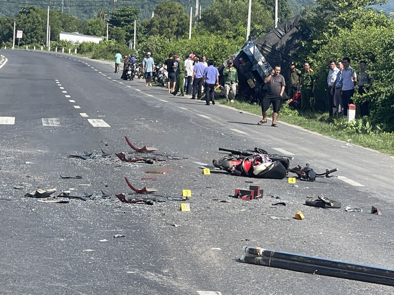 Khánh Hoà xử lý vụ tai nạn giao thông liên hoàn khiến 3 người tử vong tại chỗ  - Ảnh 2.