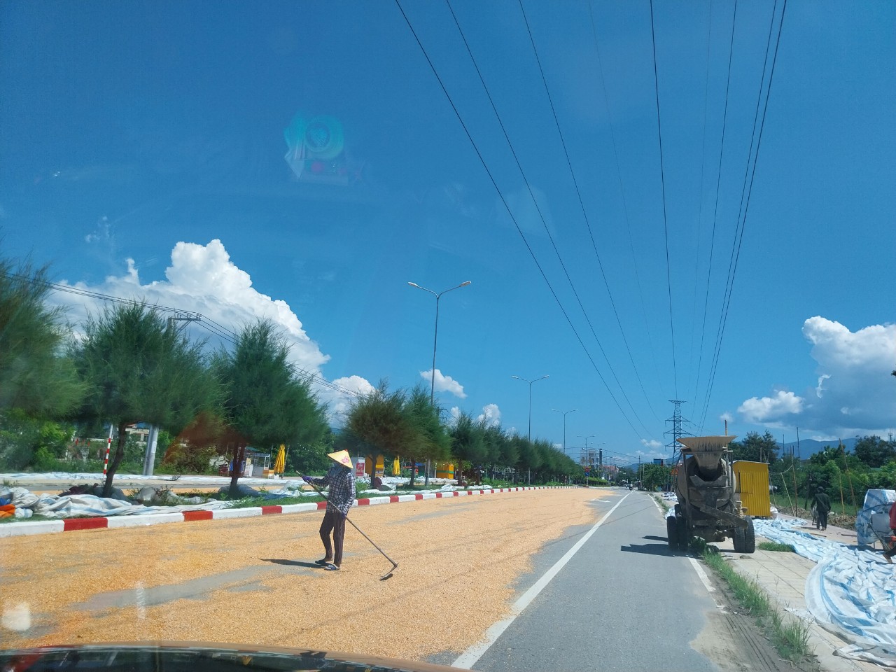 Ninh Thuận: Đường giữa thị trấn thành sân phơi hạt ngô, tai nạn rình rập - Ảnh 6.