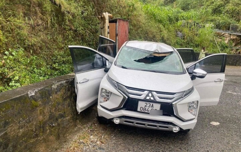 Hiện trường chiếc xe bị đá rơi từ trên núi xuống khiến tài xế tử vong tại chỗ.