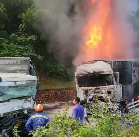 Xe tải cháy ngùn ngụt sau va chạm trên đường Hồ Chí Minh, 2 người bị thương - Ảnh 1.