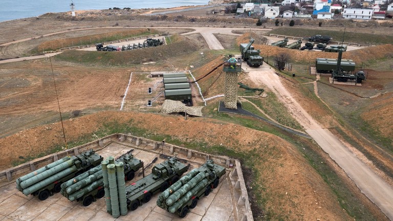 Nga tuyên bố phá hủy hàng chục UAV Ukraine tấn công bán đảo Crimea - Ảnh 1.