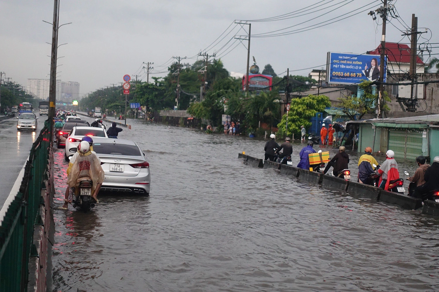 Sau trận mưa, hầm chui Tân Tạo 'thất thủ', 1 đoạn quốc lộ 1 ngập sâu khiến giao thông ùn ứ - Ảnh 13.