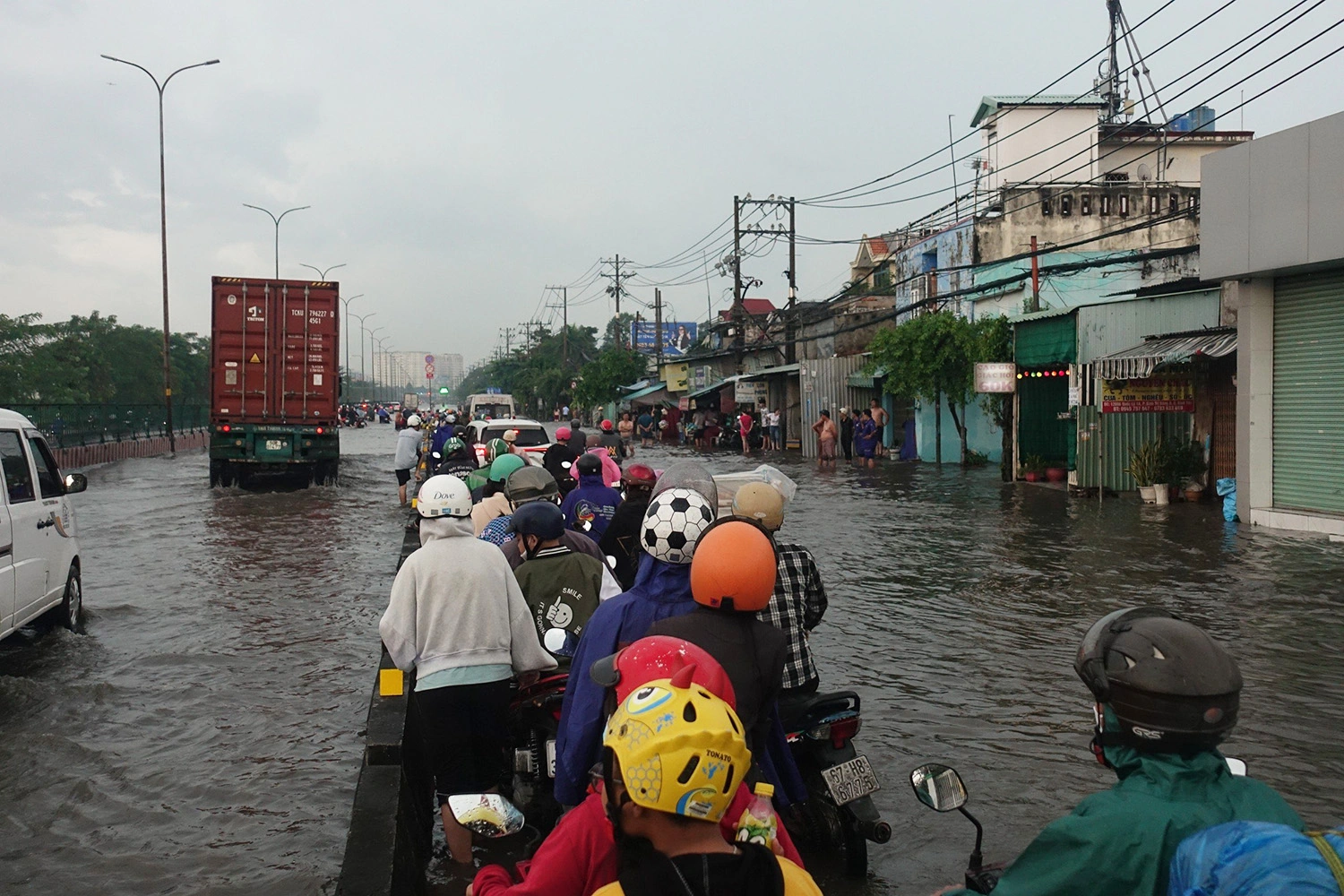 Sau trận mưa, hầm chui Tân Tạo 'thất thủ', 1 đoạn quốc lộ 1 ngập sâu khiến giao thông ùn ứ - Ảnh 11.