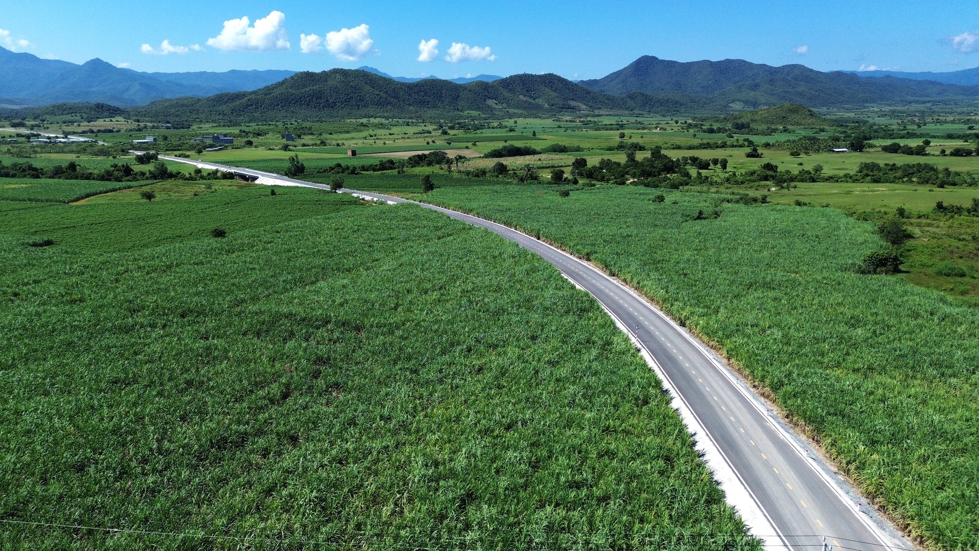 Ngắm cung đường dài 22km kết nối thị trấn với xã vùng sâu nhất Ninh Thuận - Ảnh 4.