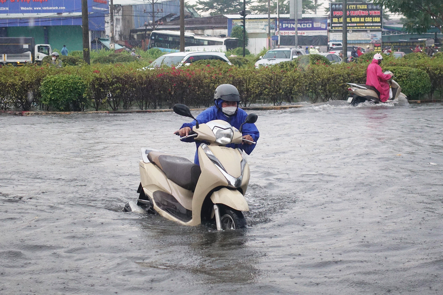 Sau trận mưa, hầm chui Tân Tạo 'thất thủ', 1 đoạn quốc lộ 1 ngập sâu khiến giao thông ùn ứ - Ảnh 1.