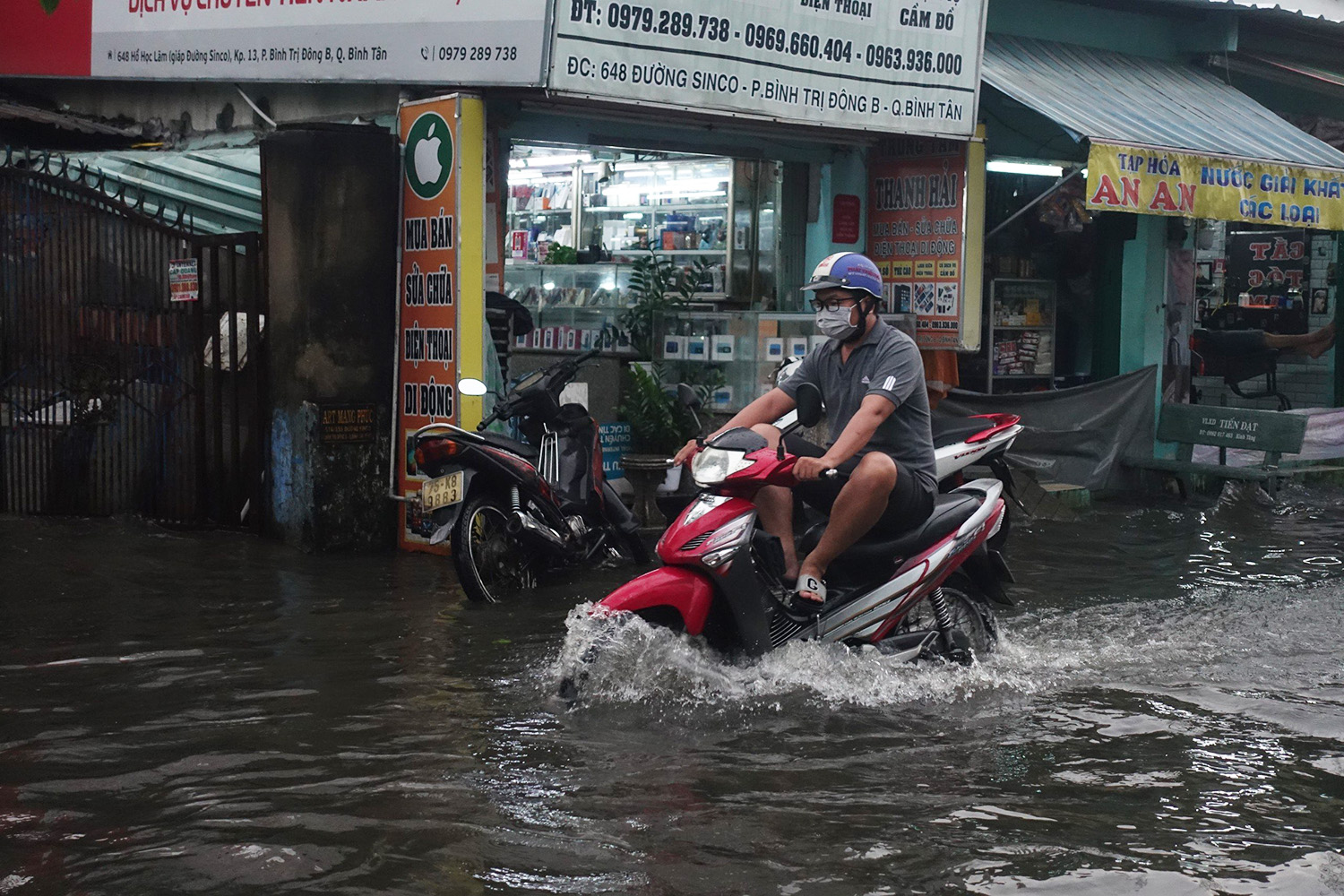Sau trận mưa, hầm chui Tân Tạo 'thất thủ', 1 đoạn quốc lộ 1 ngập sâu khiến giao thông ùn ứ - Ảnh 10.