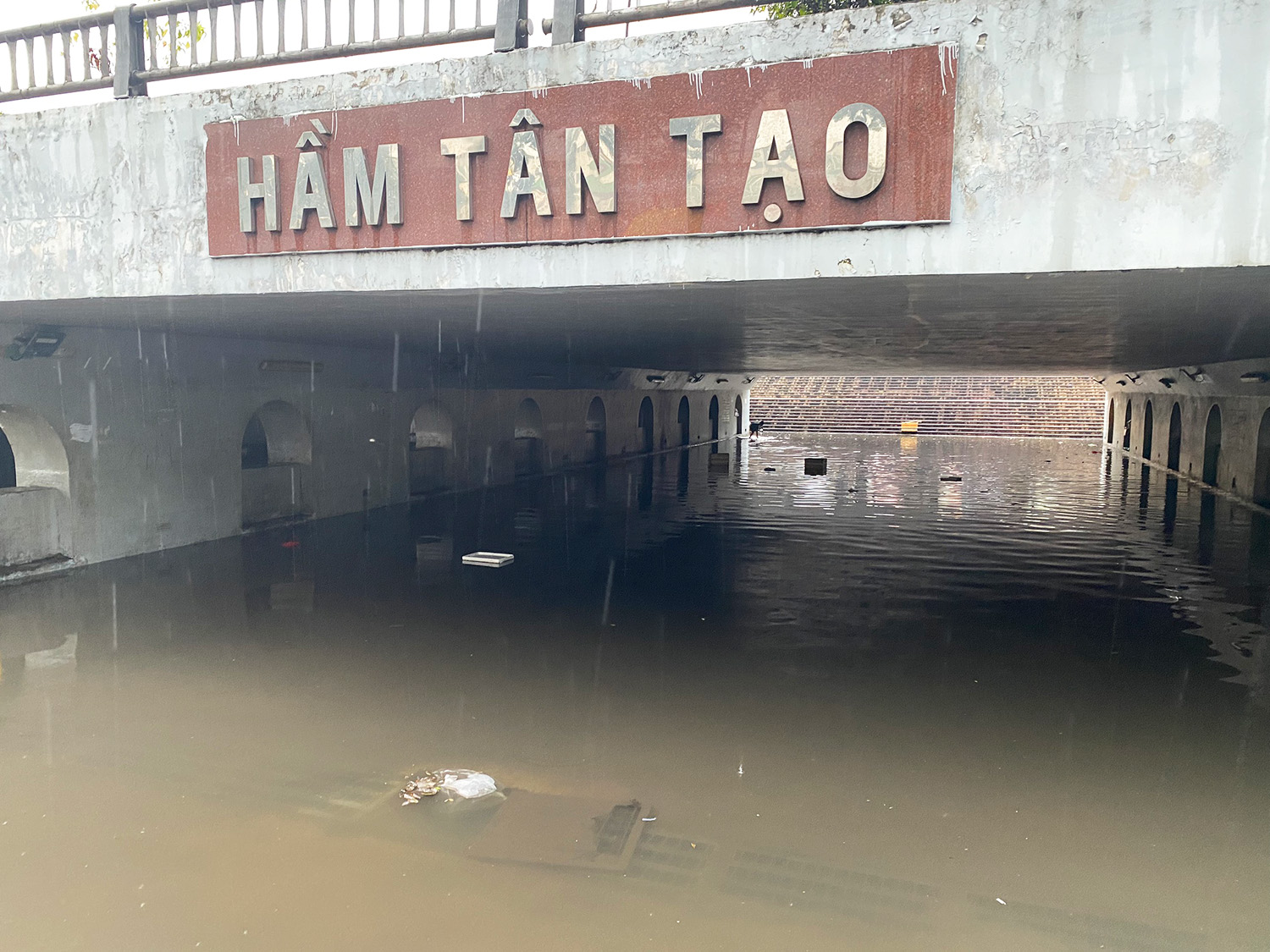 Sau trận mưa, hầm chui Tân Tạo 'thất thủ', 1 đoạn quốc lộ 1 ngập sâu khiến giao thông ùn ứ - Ảnh 3.