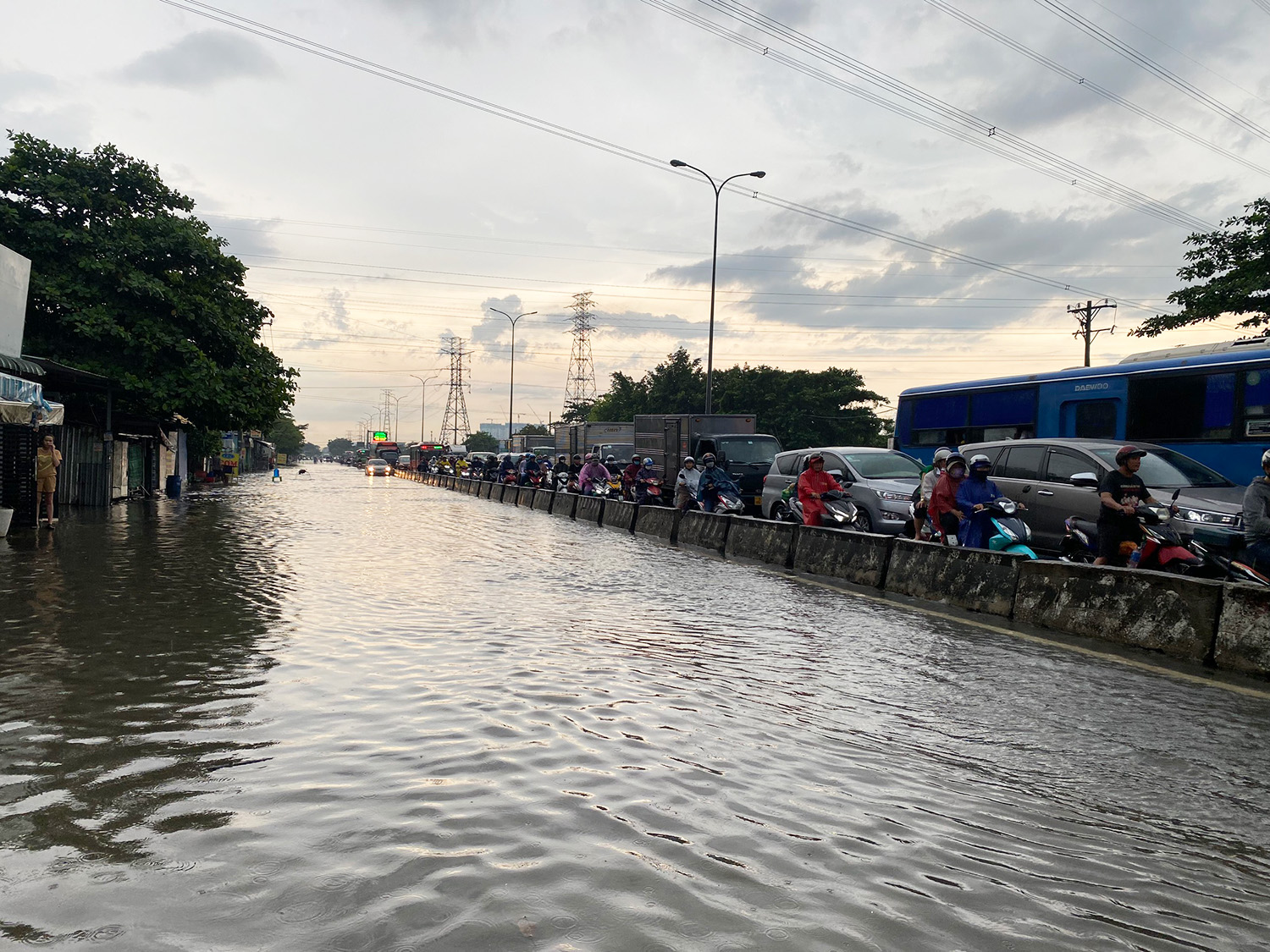 Sau trận mưa, hầm chui Tân Tạo 'thất thủ', 1 đoạn quốc lộ 1 ngập sâu khiến giao thông ùn ứ - Ảnh 4.