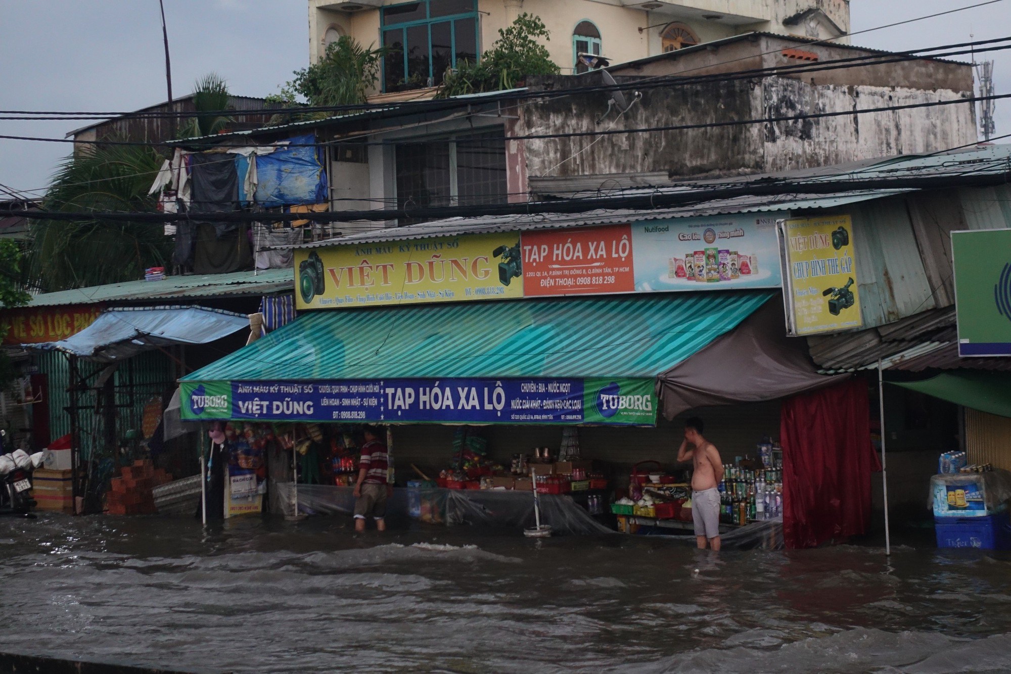Sau trận mưa, hầm chui Tân Tạo 'thất thủ', 1 đoạn quốc lộ 1 ngập sâu khiến giao thông ùn ứ - Ảnh 8.