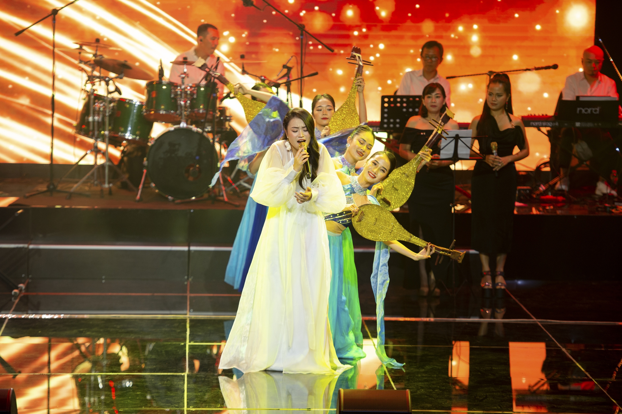 Cô gái 18 tuổi xứ Nghệ đã thắng giải Quán quân Tiếng hát Hà Nội 2023 - Ảnh 3.