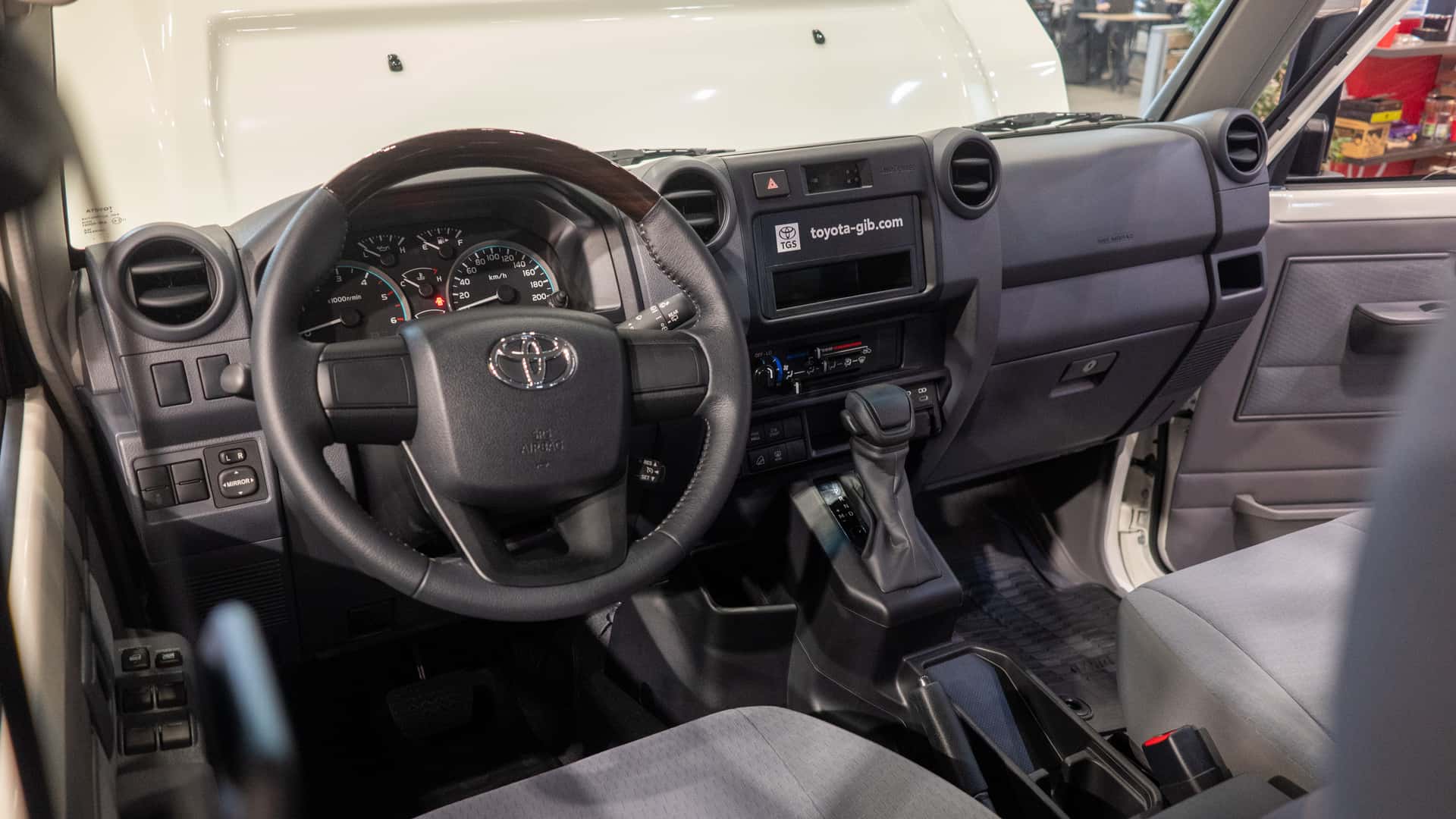 Toyota Land Cruiser phiên bản dành riêng cho Liên Hợp Quốc - Ảnh 2.