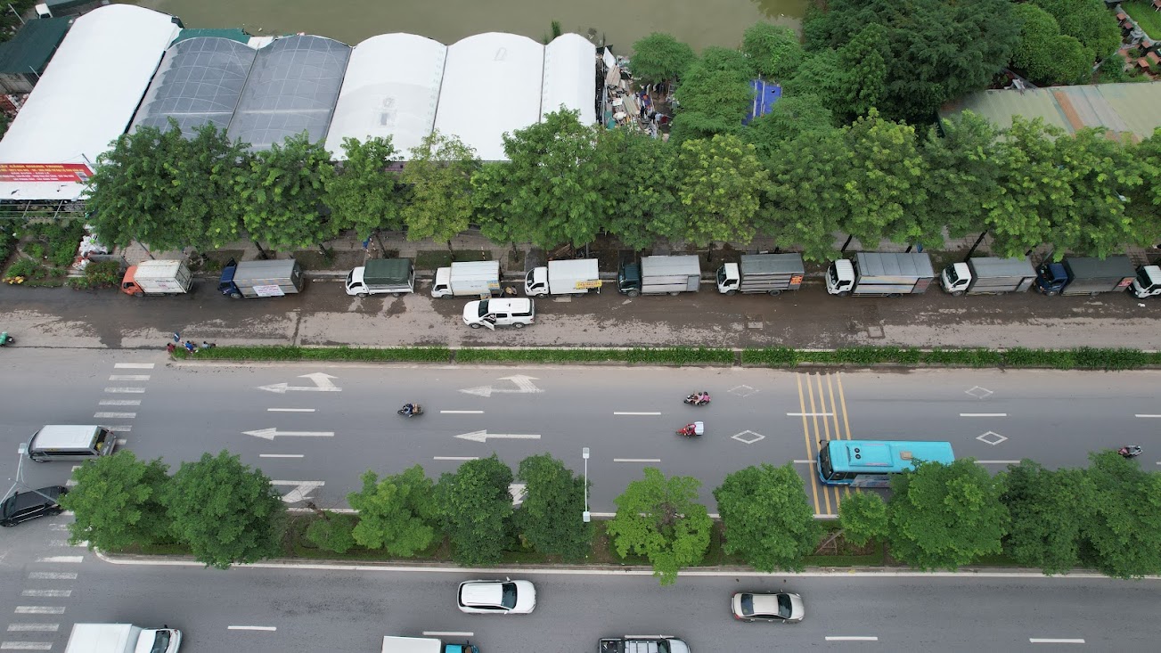 Đại lộ nghìn tỷ ở Hà Nội biến thành nơi nhận hàng của xe tải - Ảnh 1.