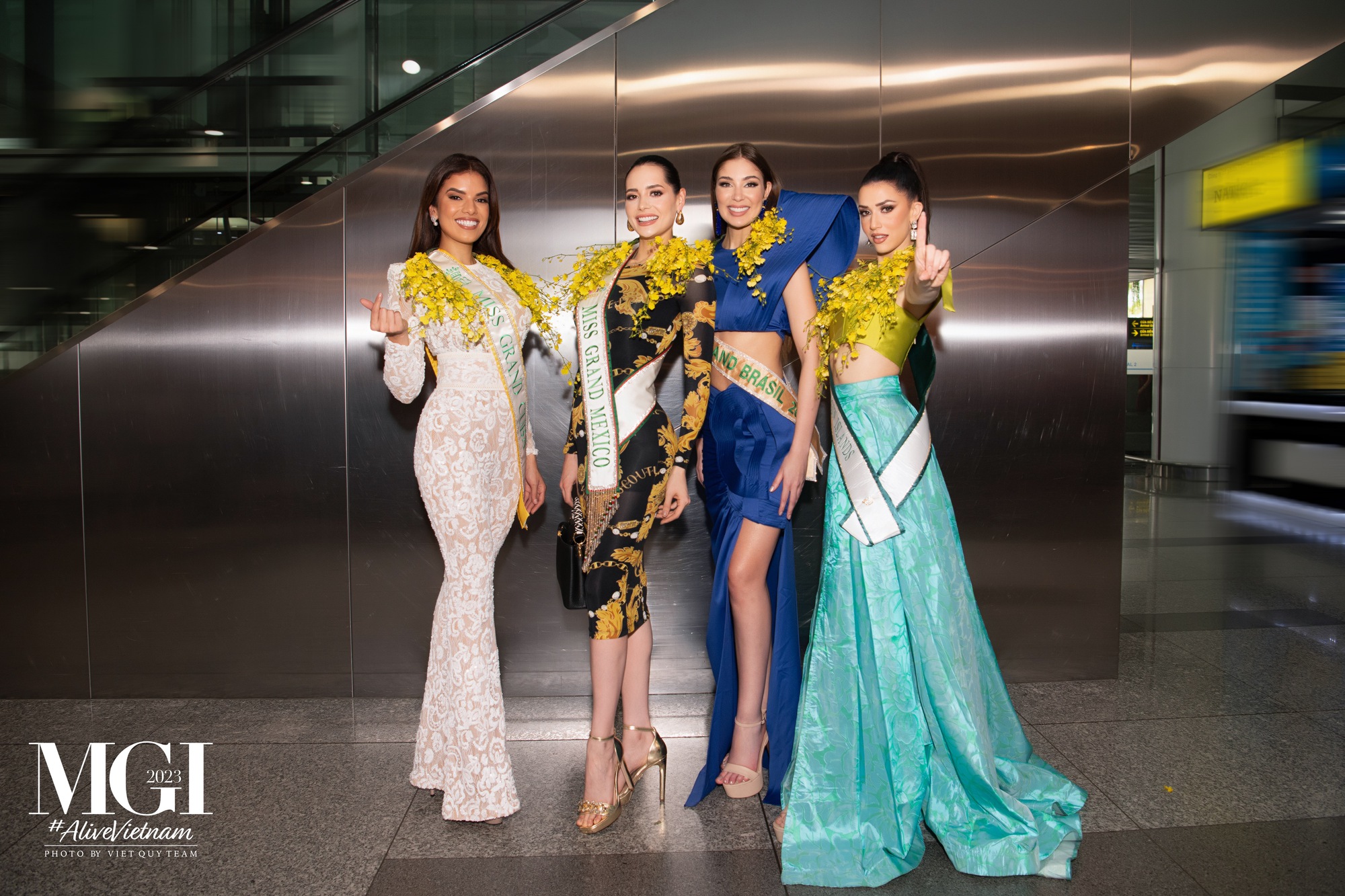 Dàn mỹ nhân đổ bộ tại sân bay Nội Bài, sẵn sàng chinh phục Miss Grand International 2023 - Ảnh 1.