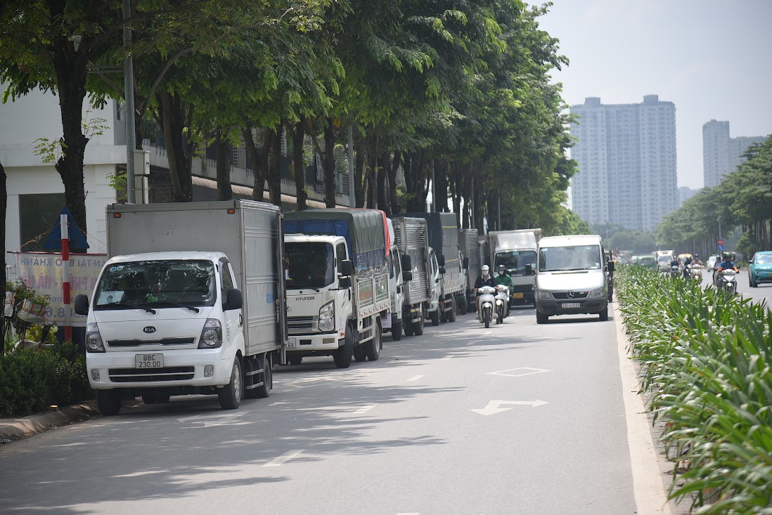 Đại lộ nghìn tỷ ở Hà Nội biến thành nơi nhận hàng của xe tải - Ảnh 5.