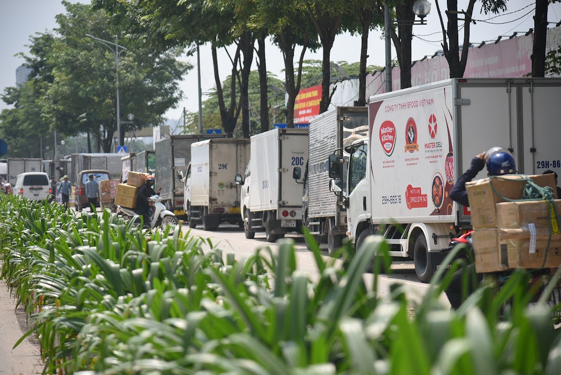 Đại lộ nghìn tỷ ở Hà Nội biến thành nơi nhận hàng của xe tải - Ảnh 7.