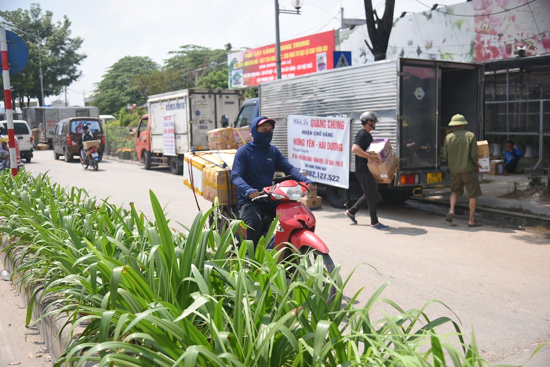 Đại lộ nghìn tỷ ở Hà Nội biến thành nơi nhận hàng của xe tải - Ảnh 6.