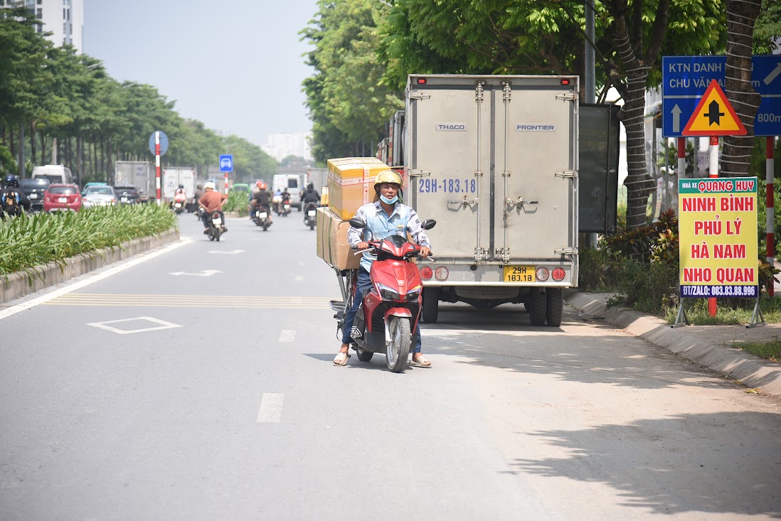 Đại lộ nghìn tỷ ở Hà Nội biến thành nơi nhận hàng của xe tải - Ảnh 8.