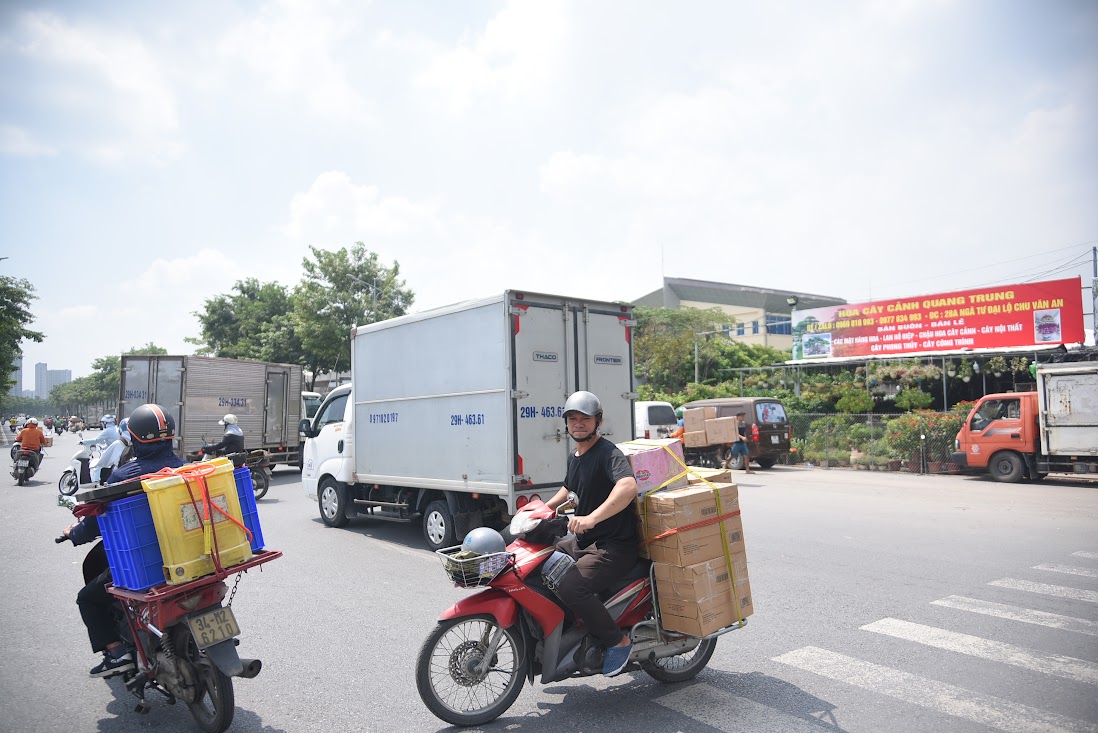 Đại lộ nghìn tỷ ở Hà Nội biến thành nơi nhận hàng của xe tải - Ảnh 9.