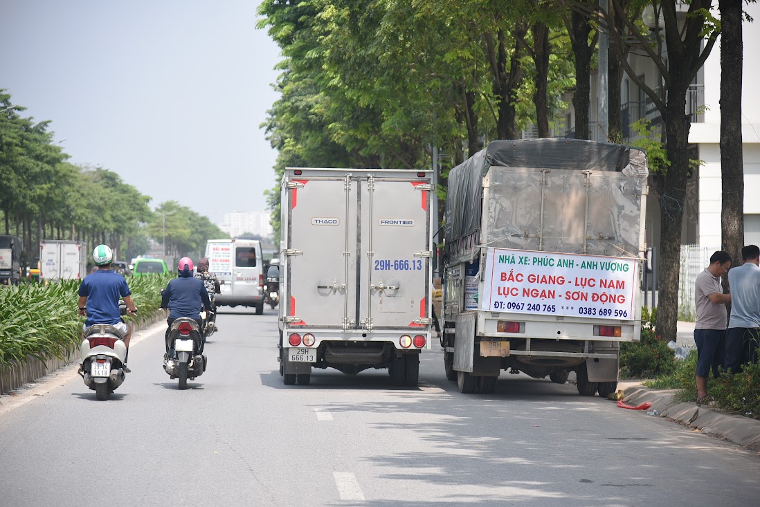 Đại lộ nghìn tỷ ở Hà Nội biến thành nơi nhận hàng của xe tải - Ảnh 10.