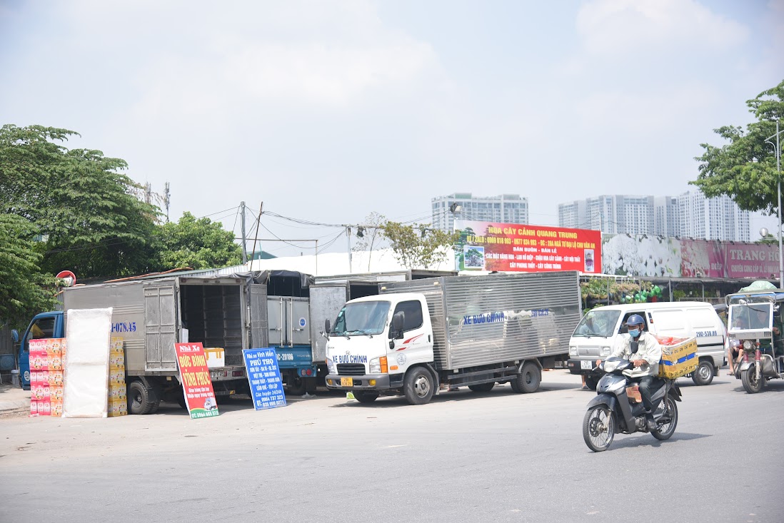 Đại lộ nghìn tỷ ở Hà Nội biến thành nơi nhận hàng của xe tải - Ảnh 11.