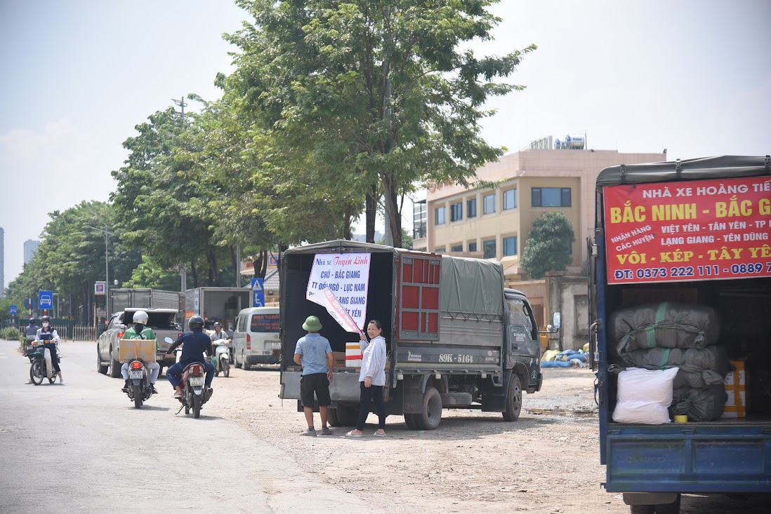 Đại lộ nghìn tỷ ở Hà Nội biến thành nơi nhận hàng của xe tải - Ảnh 12.