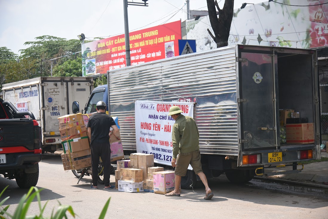 Đại lộ nghìn tỷ ở Hà Nội biến thành nơi nhận hàng của xe tải - Ảnh 13.