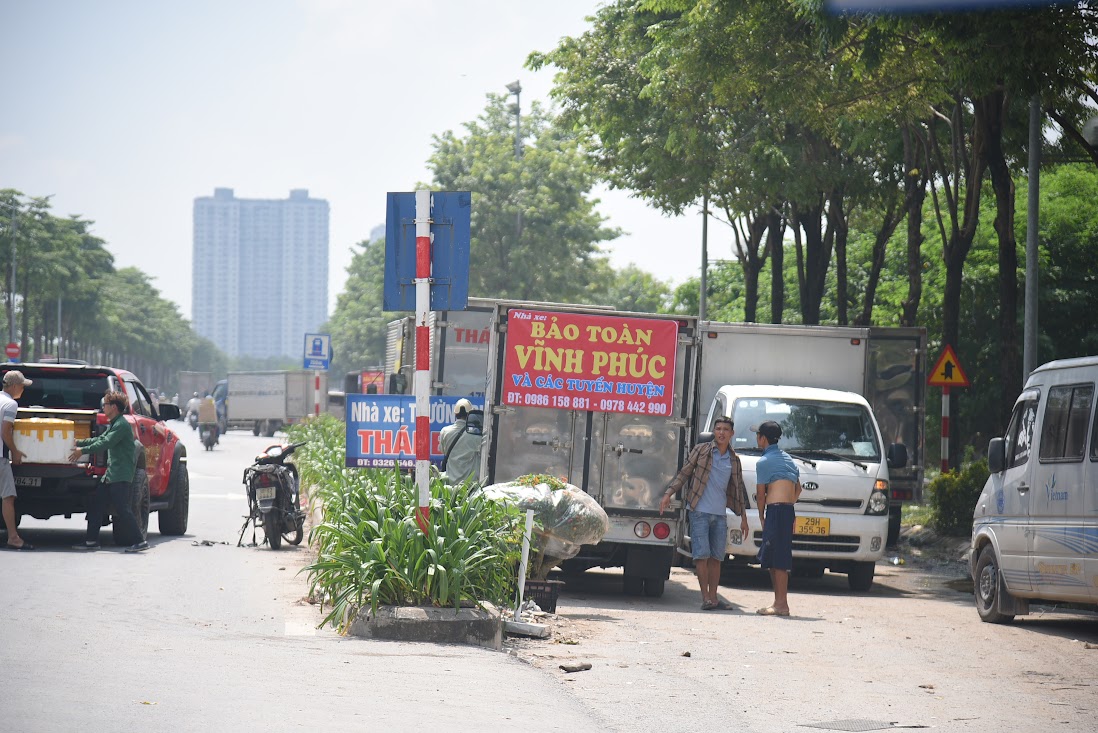 Đại lộ nghìn tỷ ở Hà Nội biến thành nơi nhận hàng của xe tải - Ảnh 14.