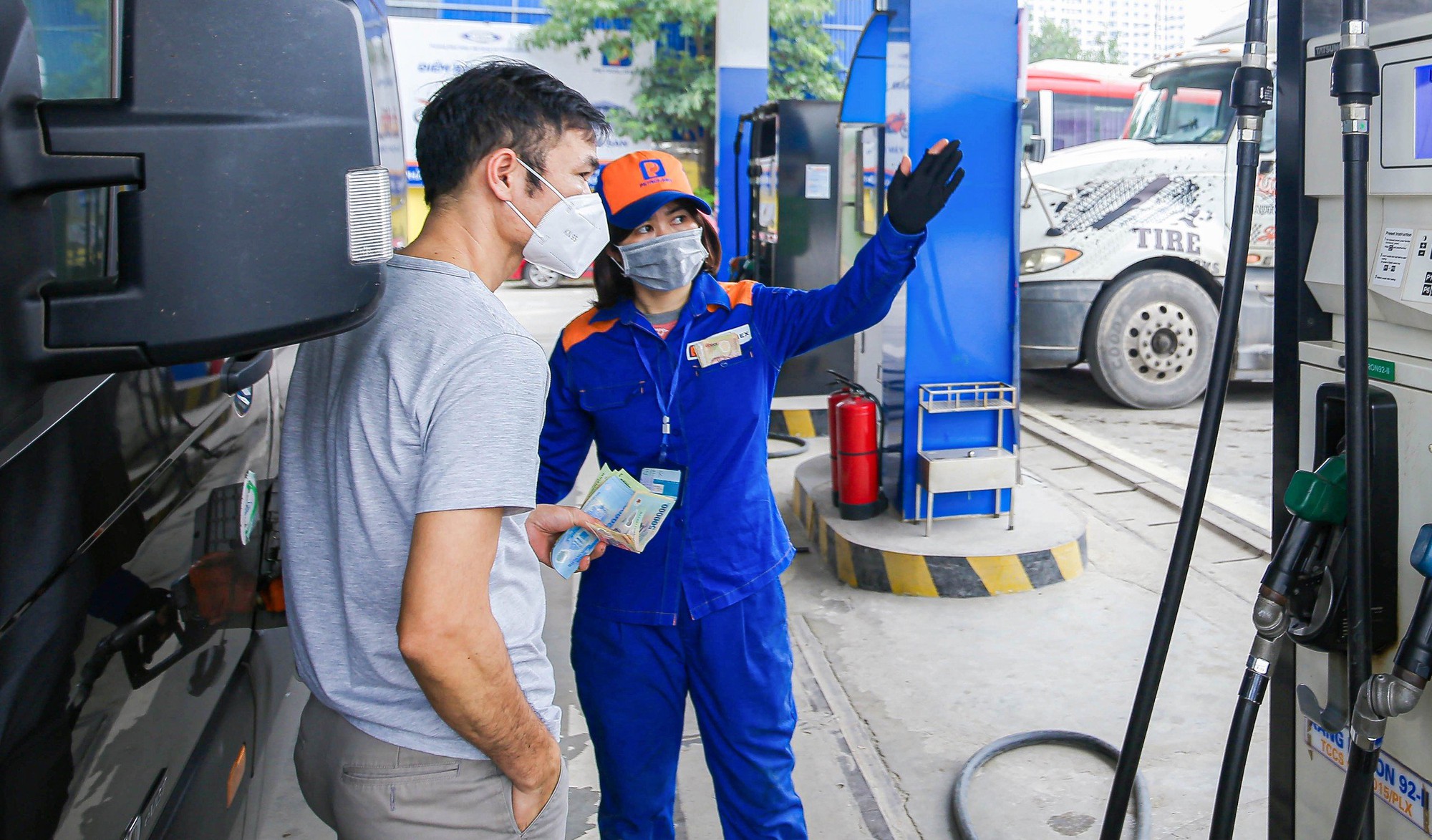 Ngân hàng hết đường cấn nợ từ tài khoản quỹ bình ổn xăng dầu - Ảnh 1.