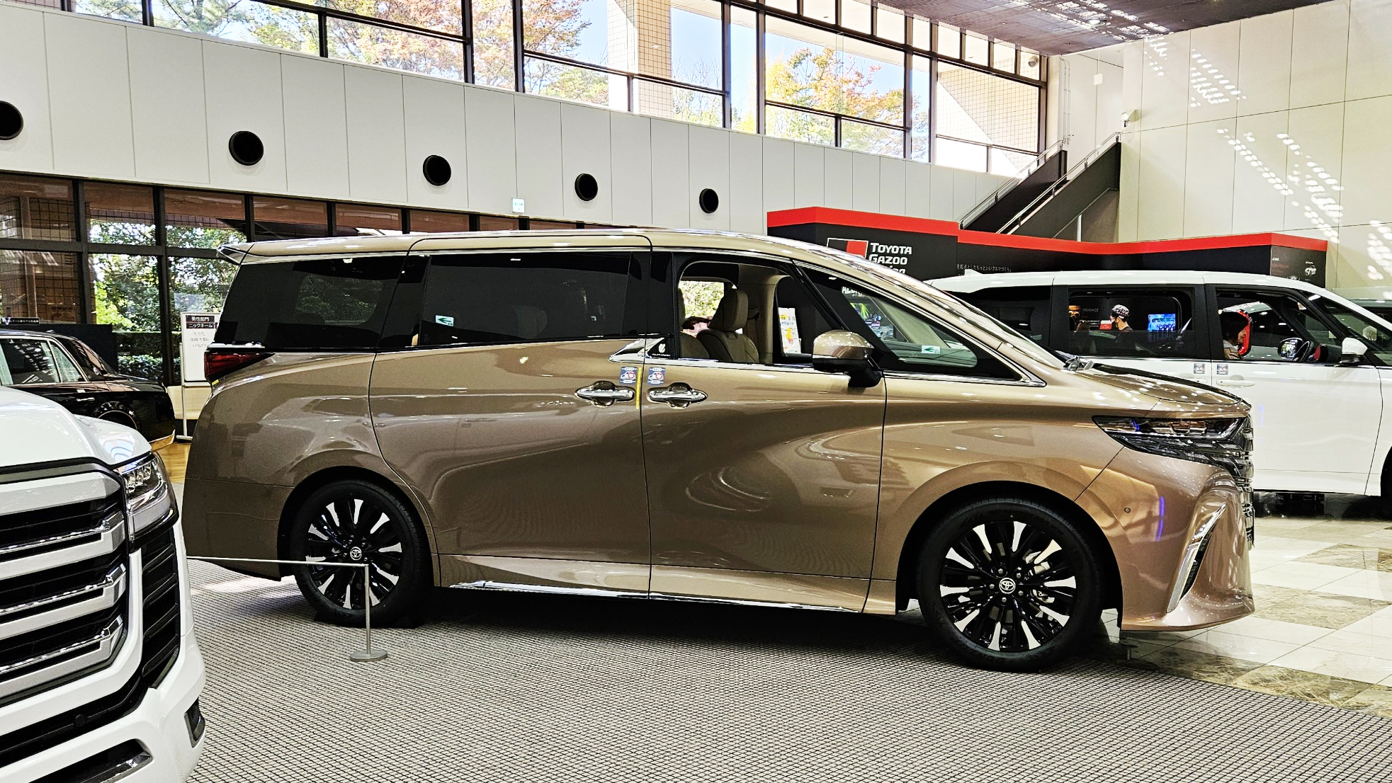 Toyota Alphard 2023 ra mắt tại Việt Nam, bổ sung bản hybrid - Ảnh 5.