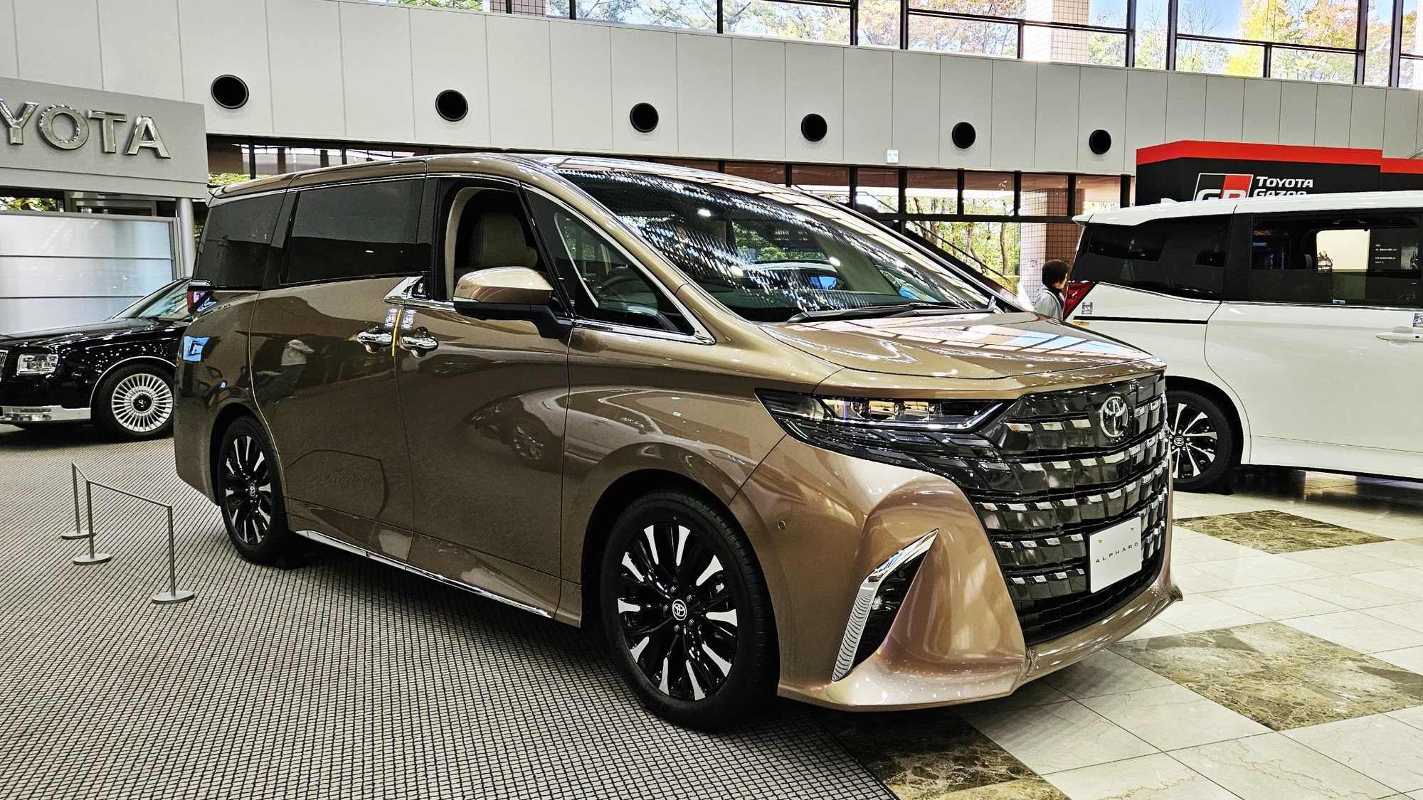 Toyota Alphard 2023 ra mắt tại Việt Nam, bổ sung bản hybrid - Ảnh 1.