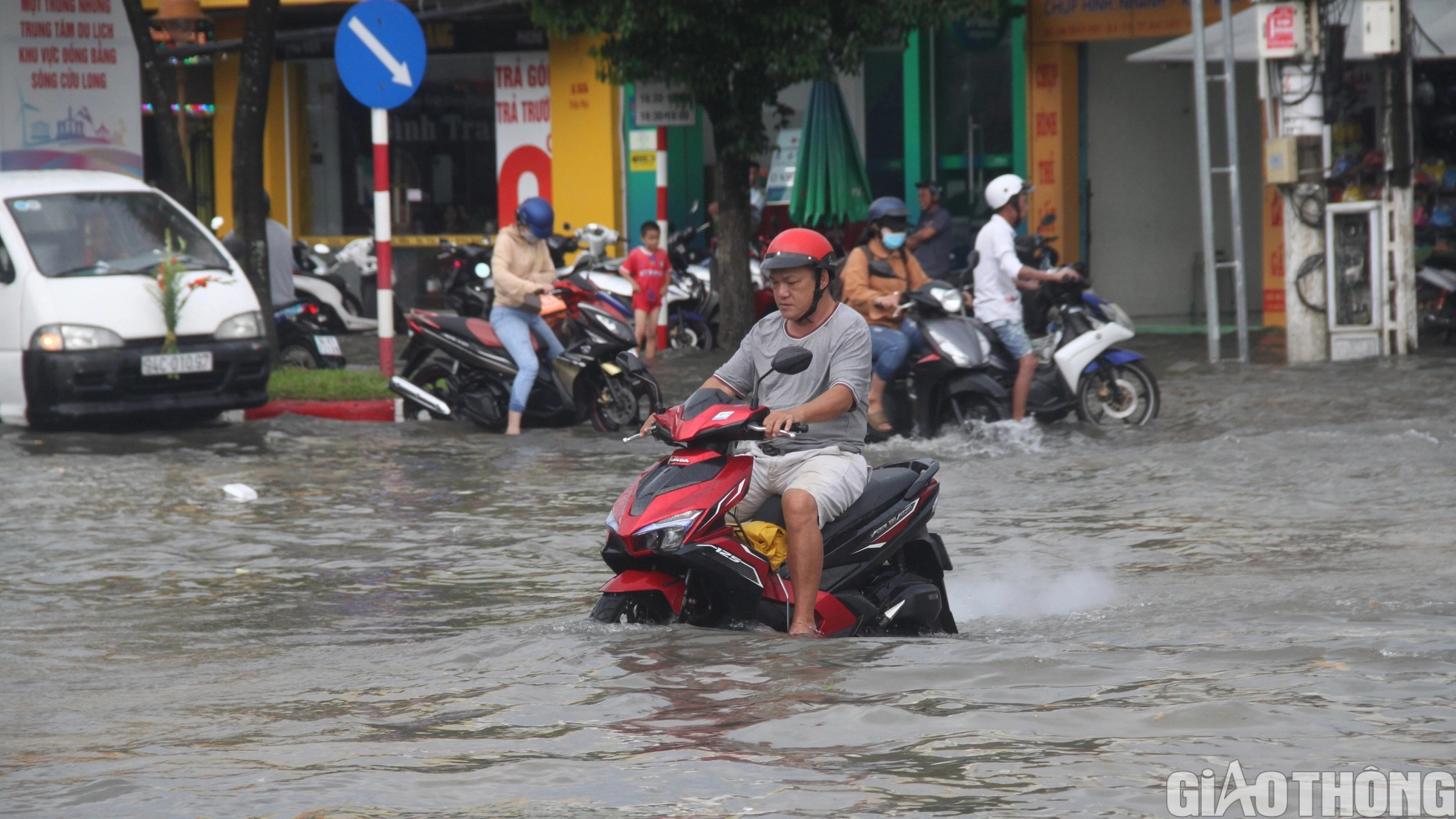 Người dân Bạc Liêu bì bõm dẫn xe lội nước sau cơn mưa lớn kéo dài - Ảnh 2.