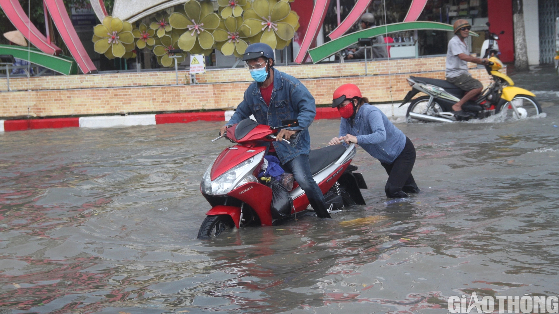 Người dân Bạc Liêu bì bõm dẫn xe lội nước sau cơn mưa lớn kéo dài - Ảnh 5.
