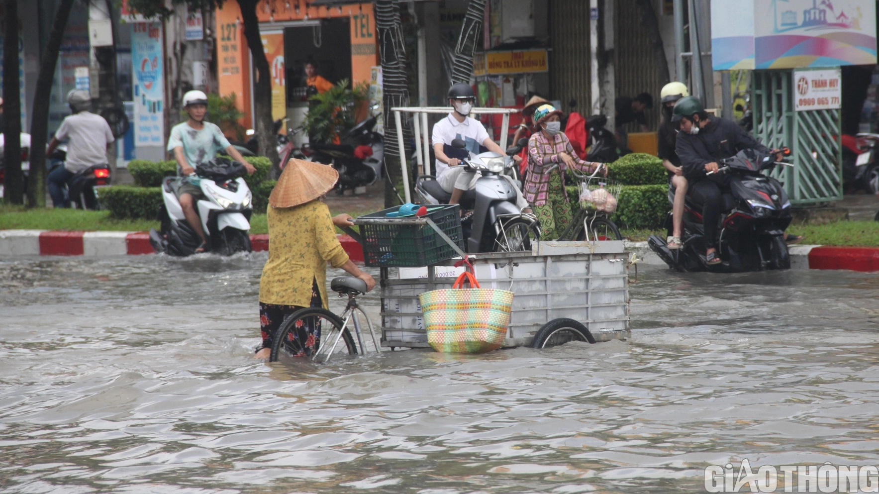 Người dân Bạc Liêu bì bõm dẫn xe lội nước sau cơn mưa lớn kéo dài - Ảnh 11.