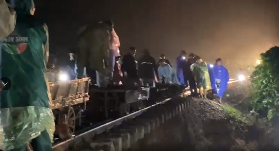 Đường sắt phấn đấu sáng mai thông đường sắt bị sạt lở ở Hà Tĩnh - Ảnh 2.