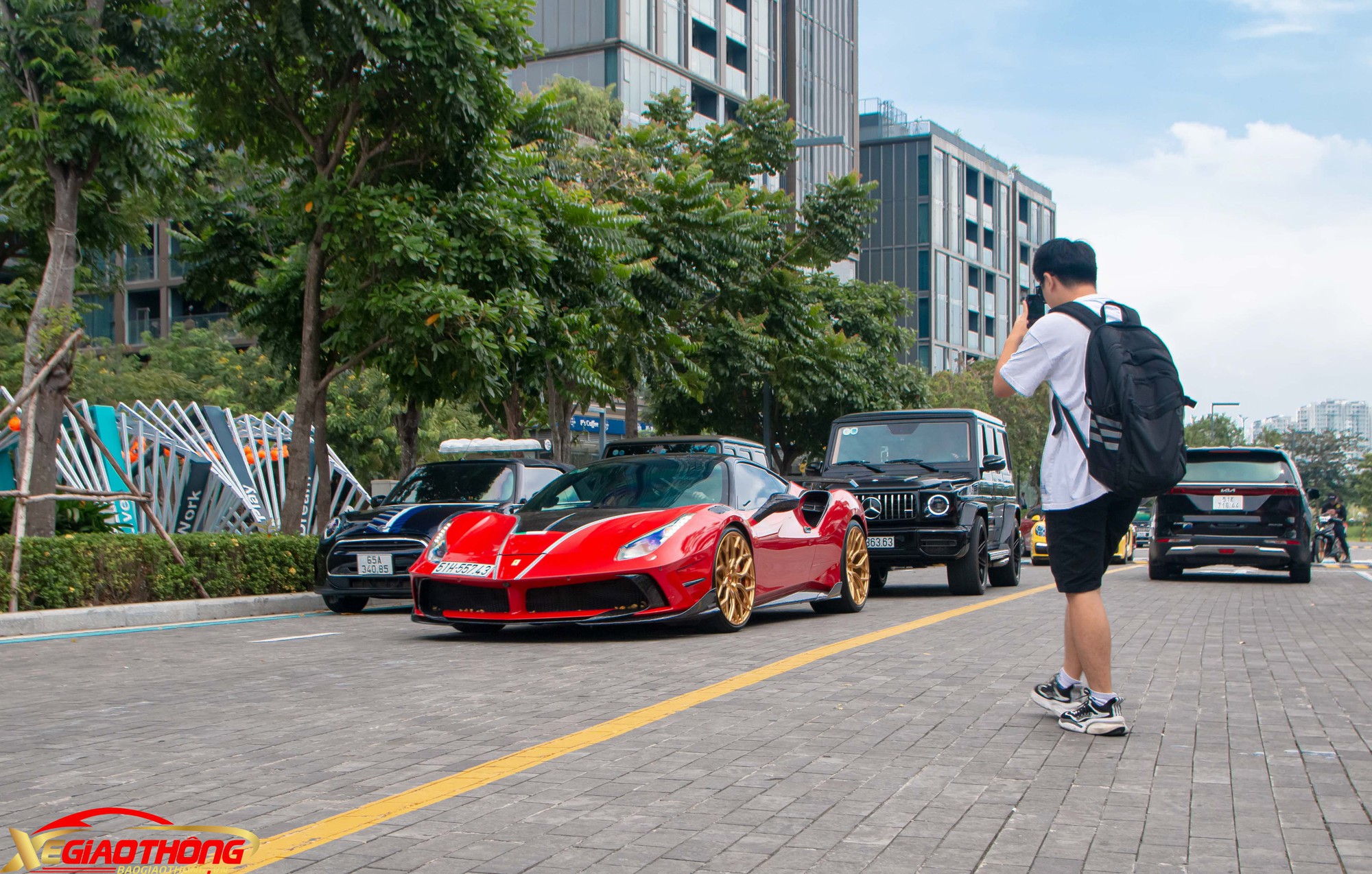 Ferrari 488 GTB độ "khủng" nhất Việt Nam xuống phố