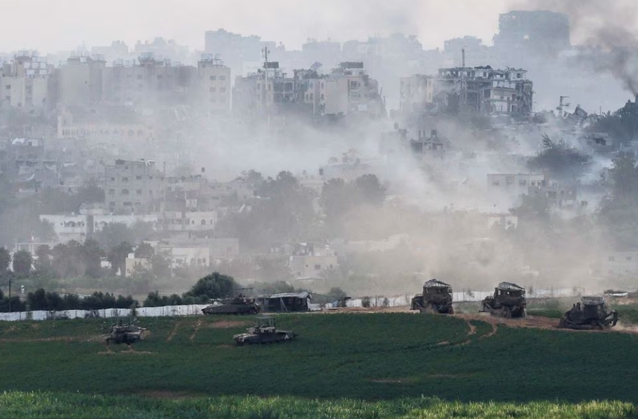 Israel công bố hình ảnh xe tăng xuất hiện sâu trong Dải Gaza - Ảnh 1.