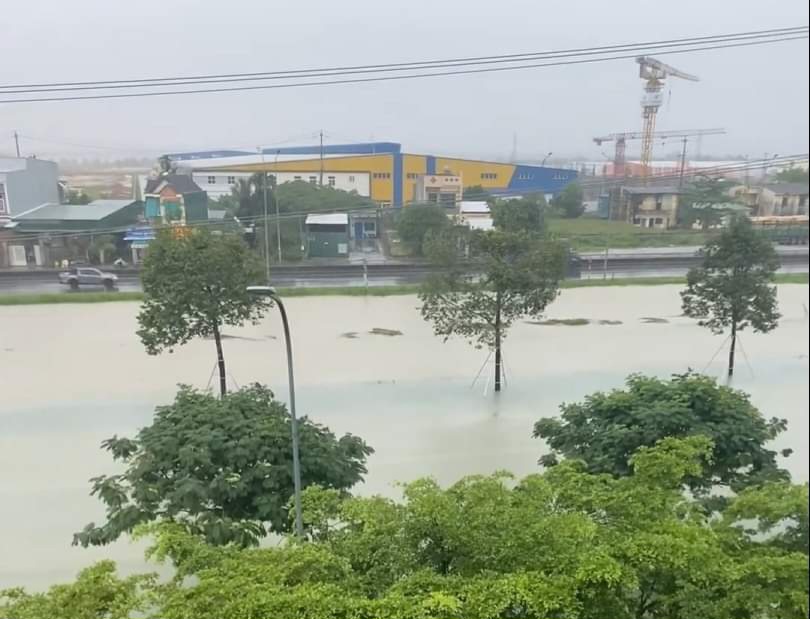 Mưa trắng trời, nước ngập QL1 qua Quảng Ngãi - Ảnh 8.