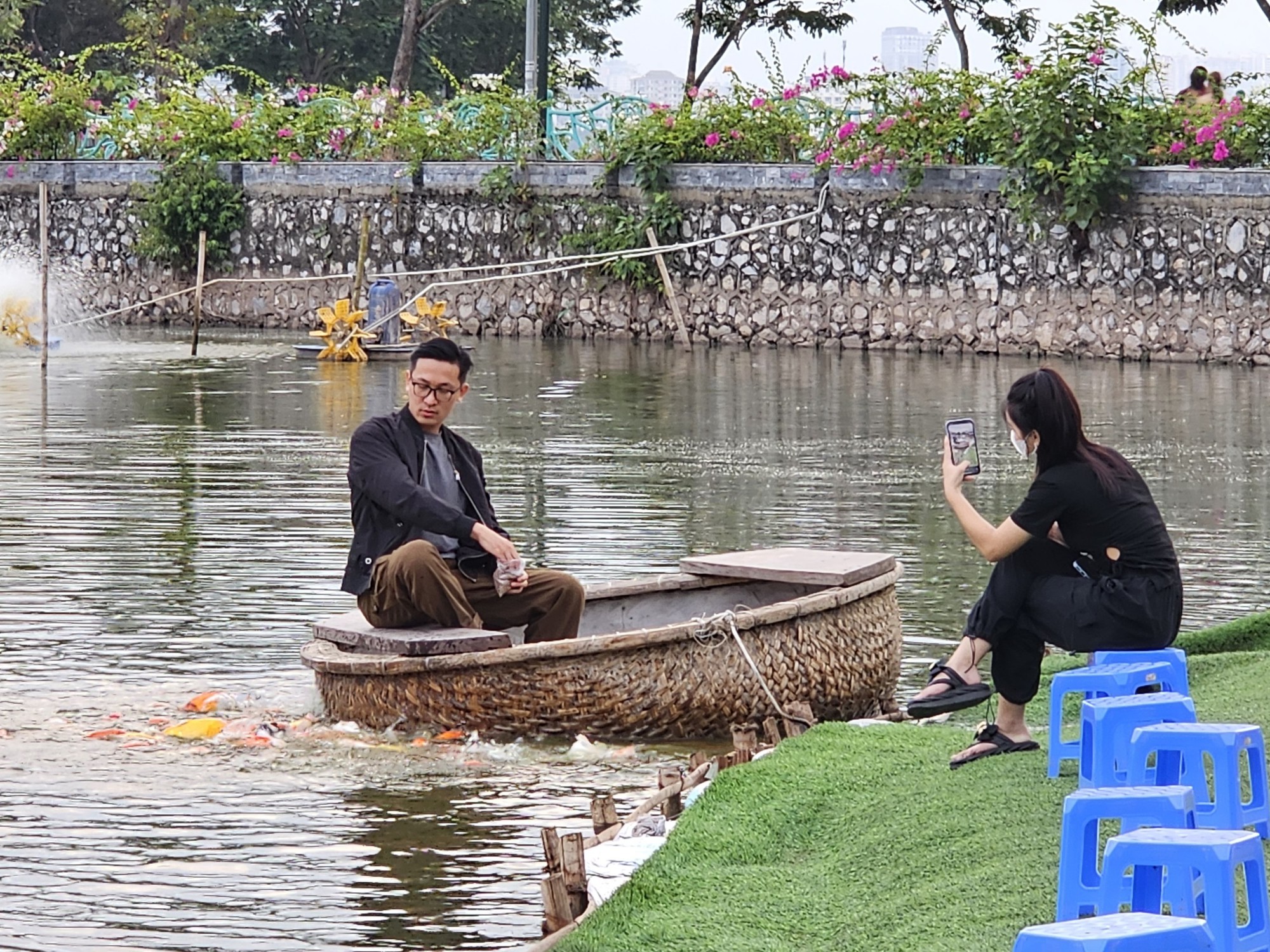Hà Nội: Người dân tranh thủ ngắm cá koi ở hồ Đâm Đông trước khi bị di chuyển - Ảnh 11.