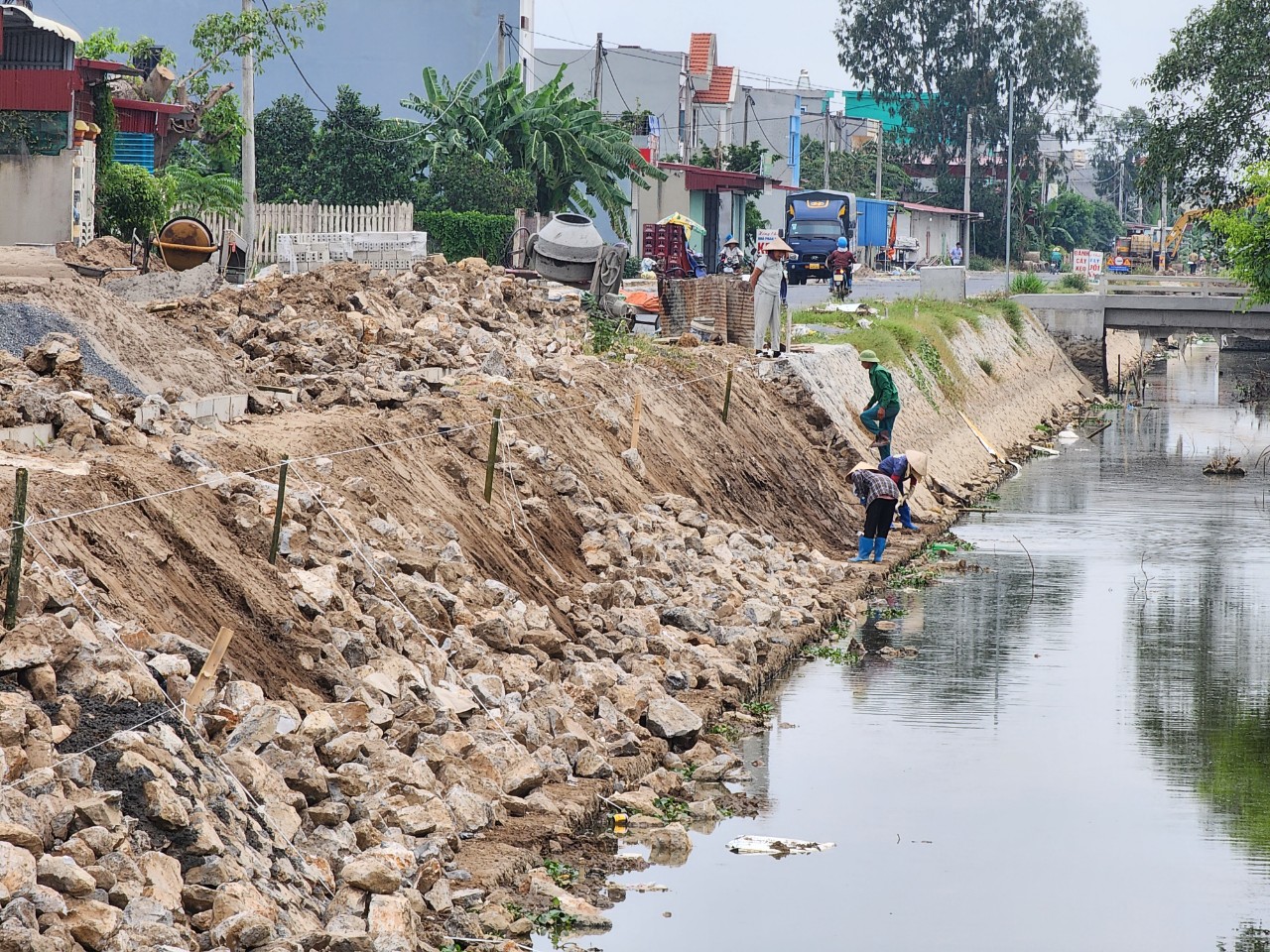 Đường hơn 81 tỷ ở Thái Bình thi công ẩu, kè sông vừa xây xong phải đập đi xây lại - Ảnh 1.