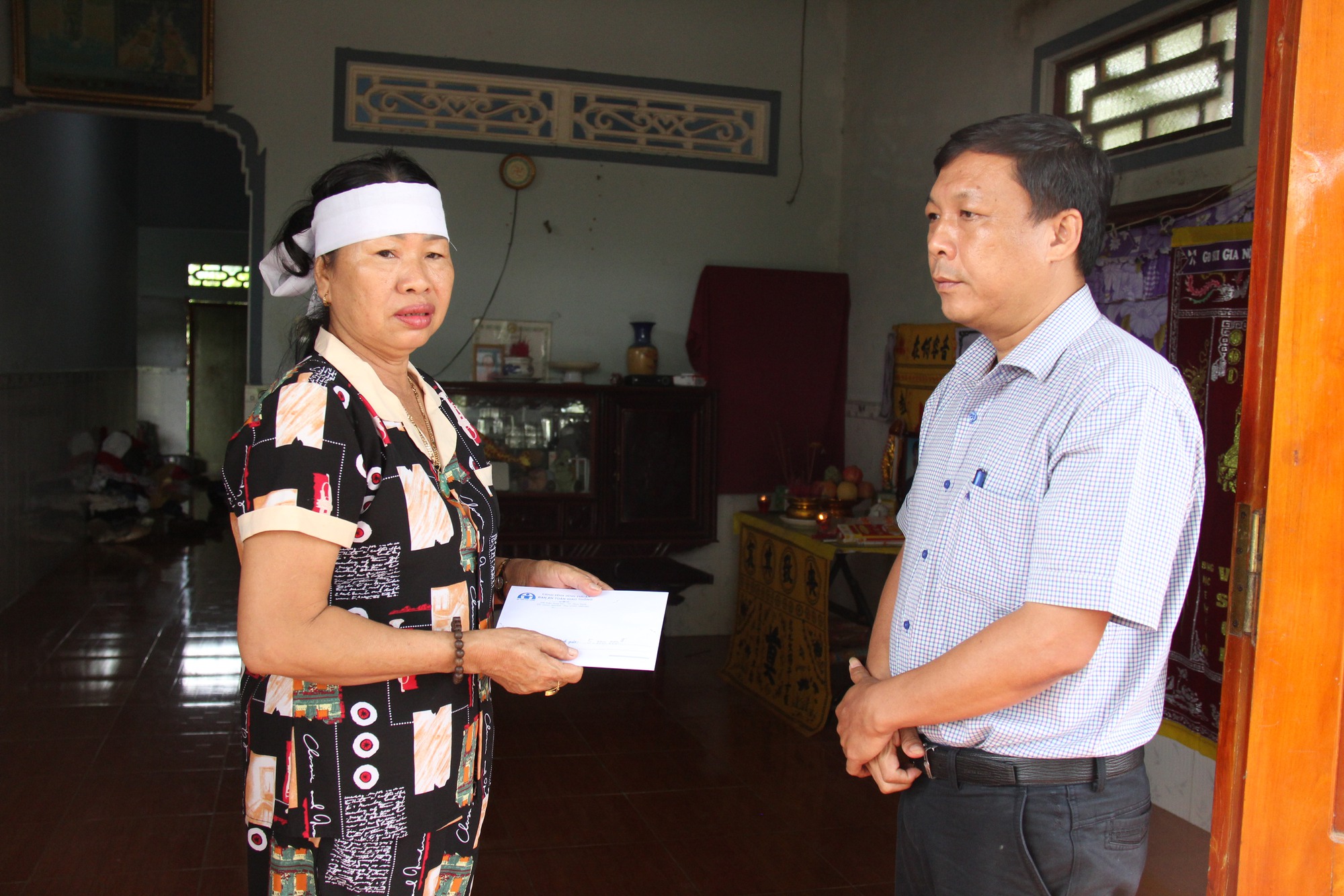 Ban ATGT tỉnh Bình Thuận thăm hỏi, hỗ trợ nạn nhân vụ tai nạn xe khách Thành Bưởi - Ảnh 1.