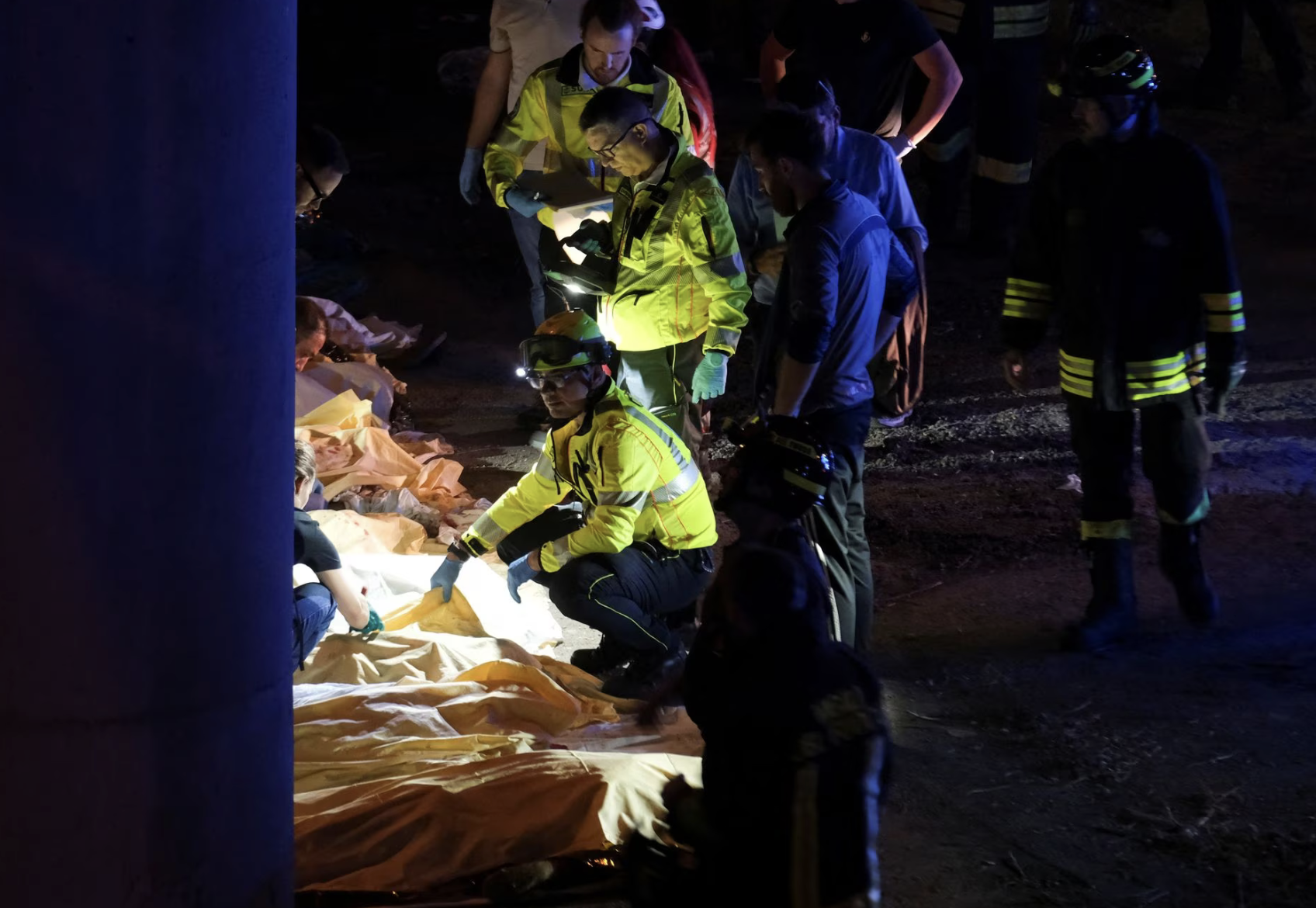 Video hiện trường vụ tai nạn xe buýt kinh hoàng tại Italy, gần 40 người thương vong  - Ảnh 2.
