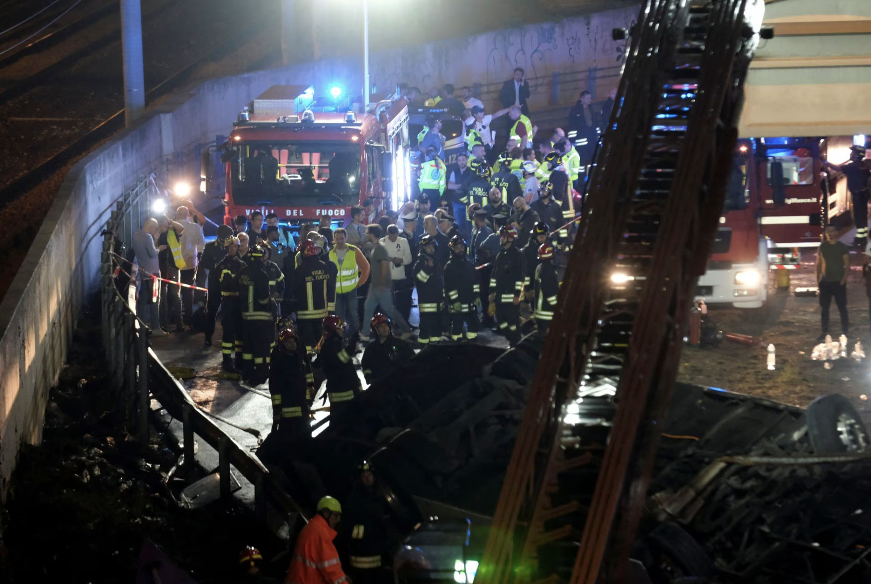 Video hiện trường vụ tai nạn xe buýt kinh hoàng tại Italy, gần 40 người thương vong  - Ảnh 1.