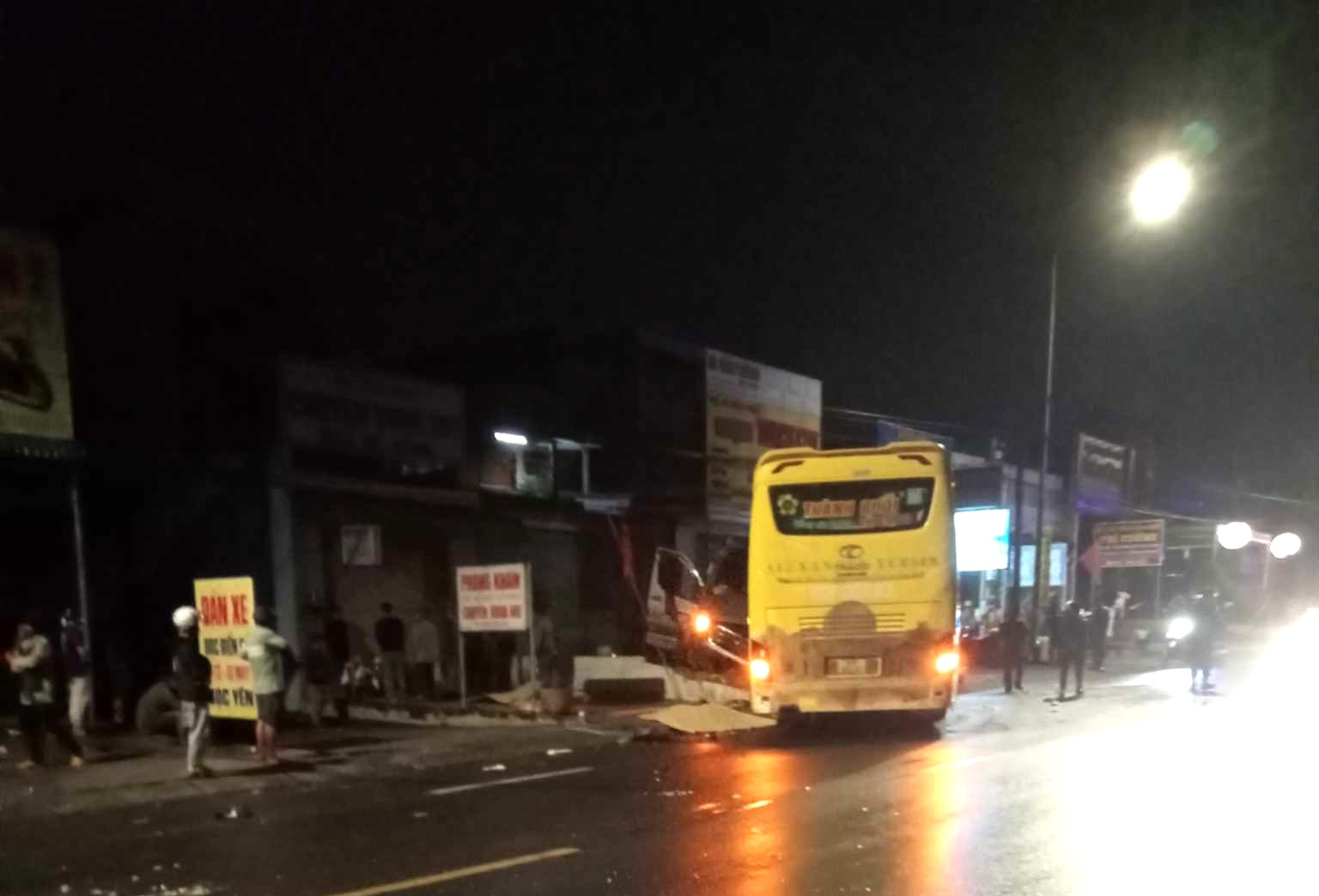 Ban ATGT tỉnh Bình Thuận thăm hỏi, hỗ trợ nạn nhân vụ tai nạn xe khách Thành Bưởi - Ảnh 3.
